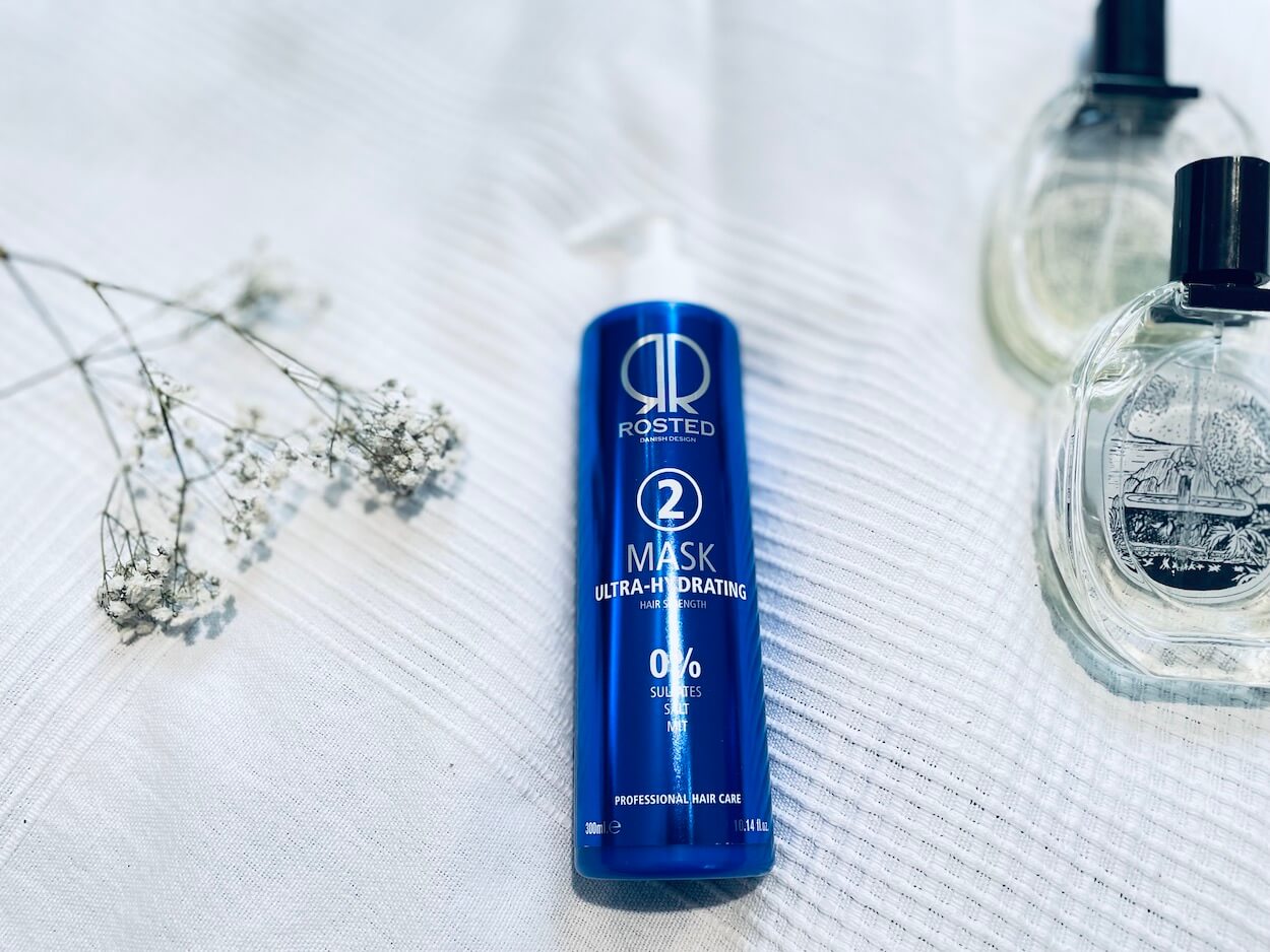Rosted 2 Ultra-Hydrating Mask på en seng