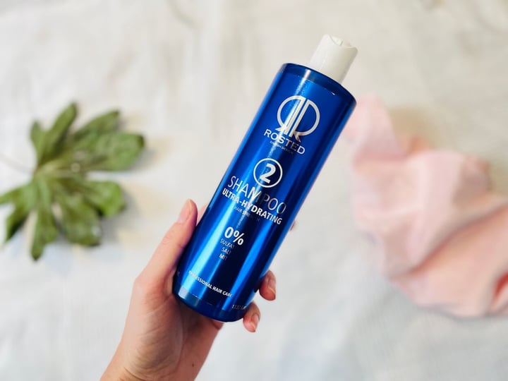 Rosted 2 ultra-hydrating shampoo i en hånd