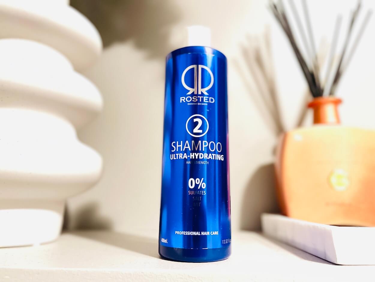 Rosted 2 ultra-hydrating shampoo på en hylde