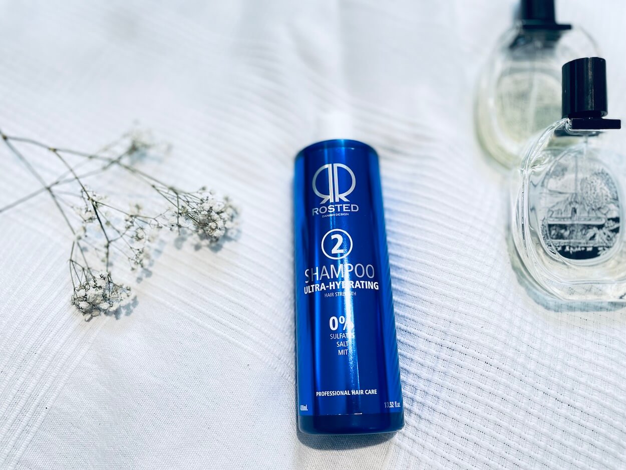 Rosted 2 ultra-hydrating shampoo på en seng