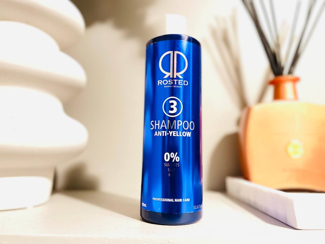 Rosted 3 Anti-Yellow Shampoo på en hylde
