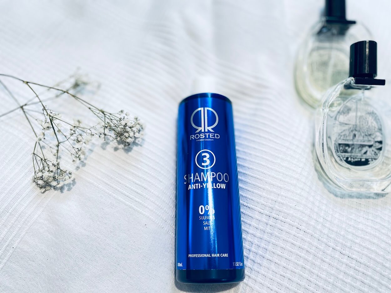 Rosted 3 Anti-Yellow Shampoo på en seng