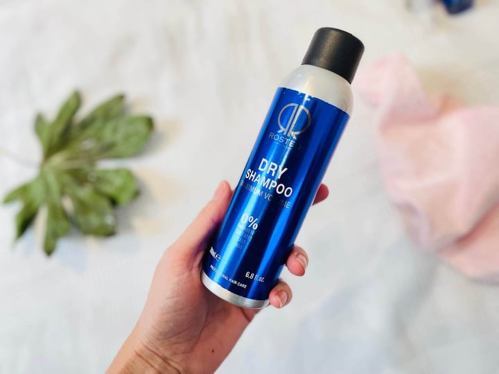 Rosted dry shampoo i en hånd