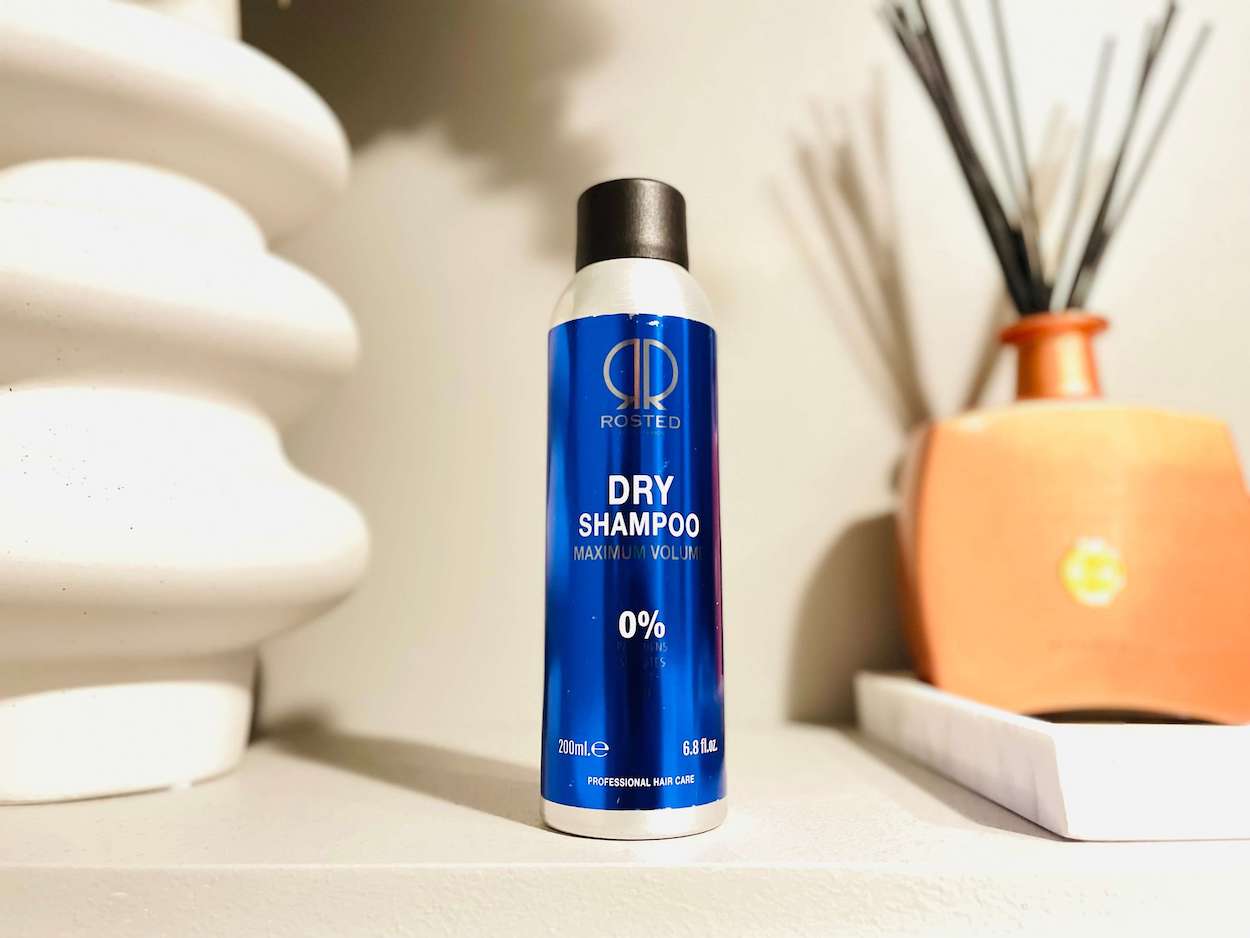 Rosted dry shampoo på en hylde