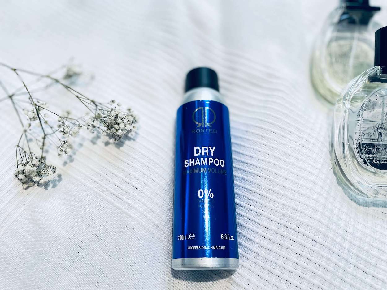 Rosted dry shampoo på en seng