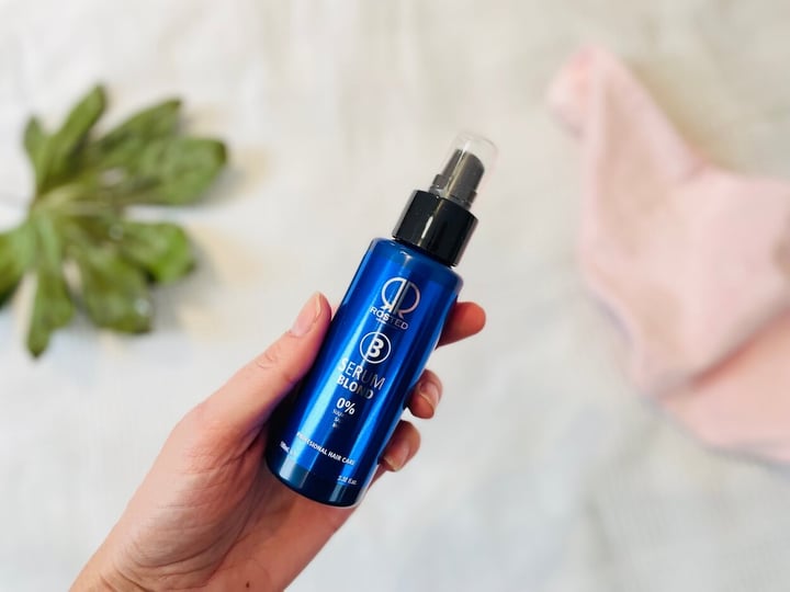  Rosted serum Argan olie i en hånd