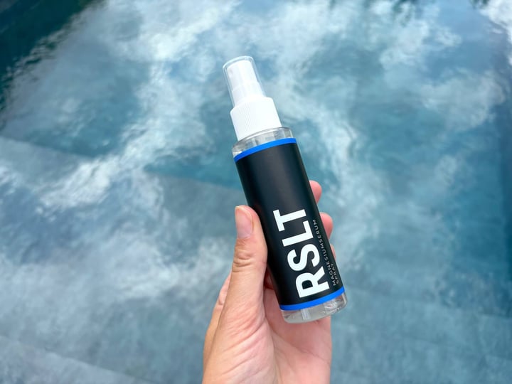 RSLT Magnesium Spray i hånd over pool