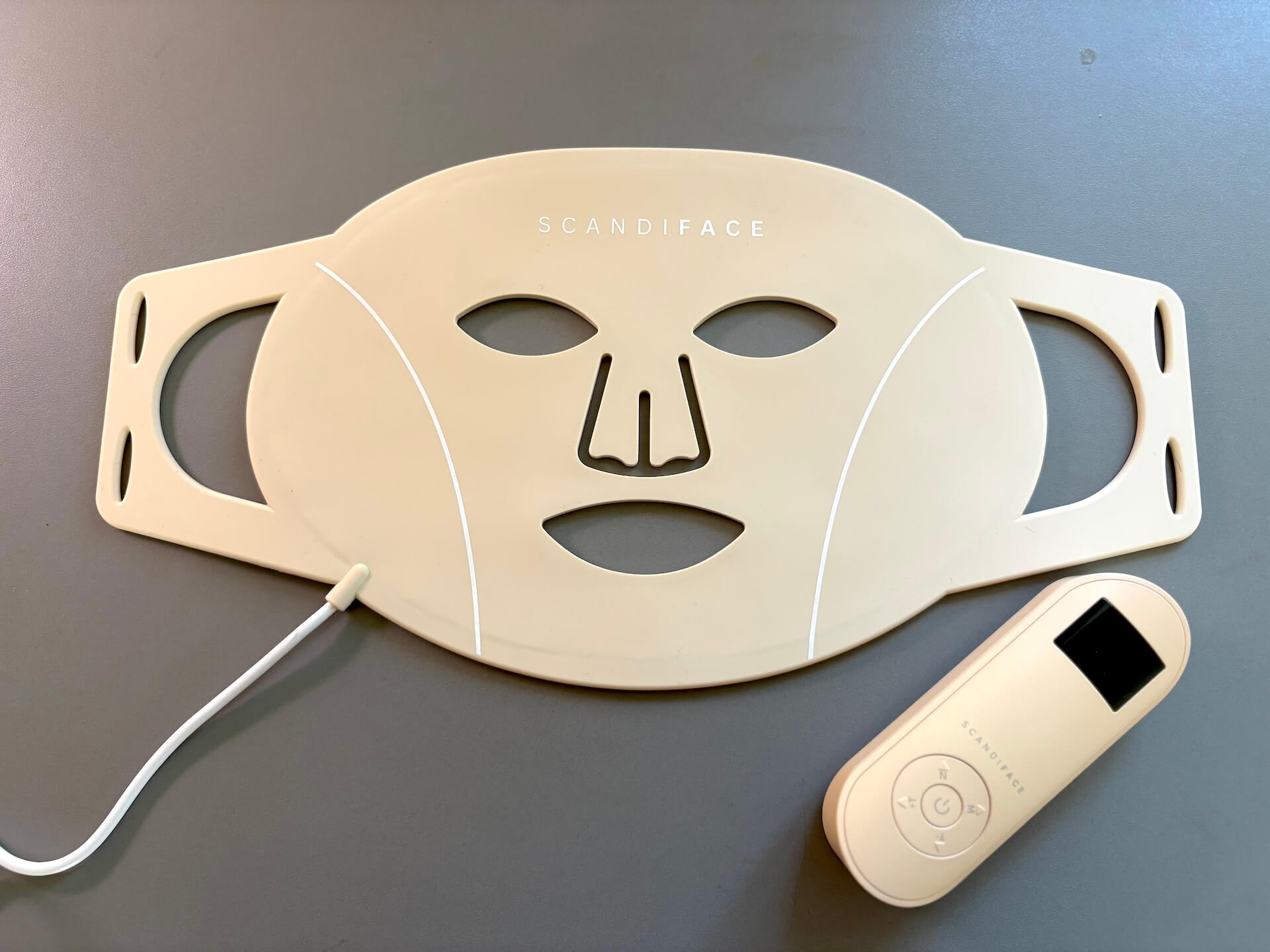 Scandiface Skinboosting LED mask på bord