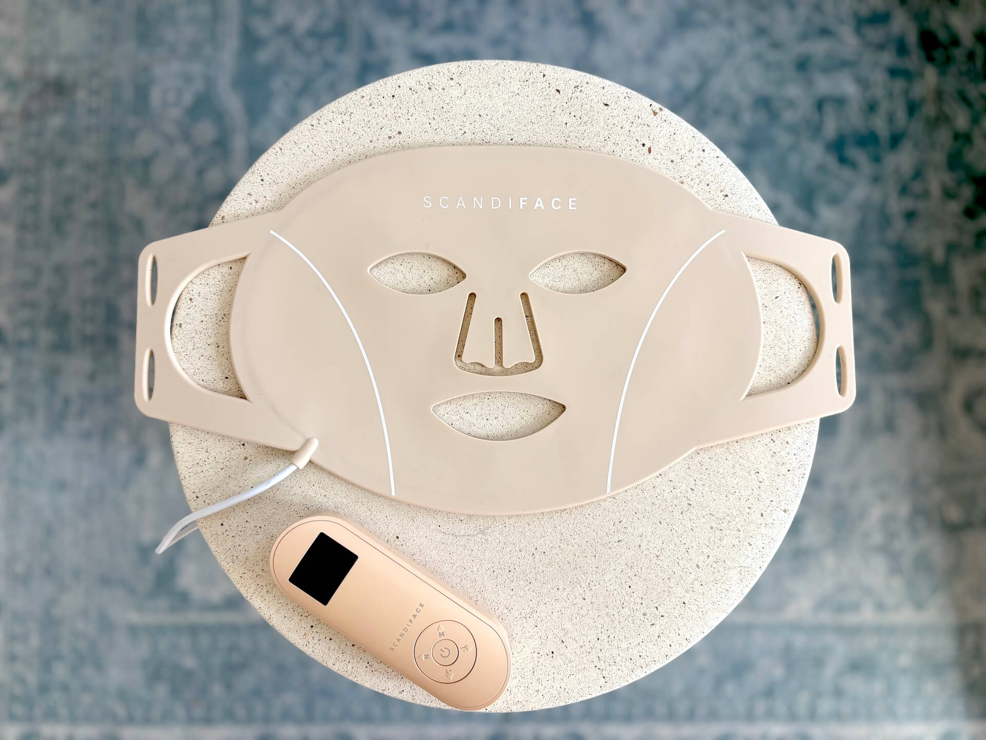 Scandiface Skinboosting LED mask på sten