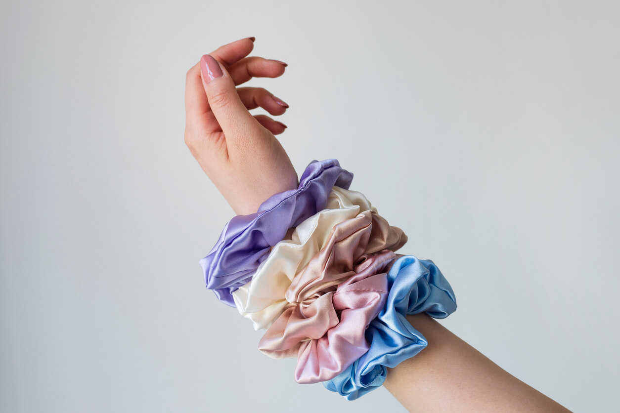 Scrunchies hårelastikker på arm