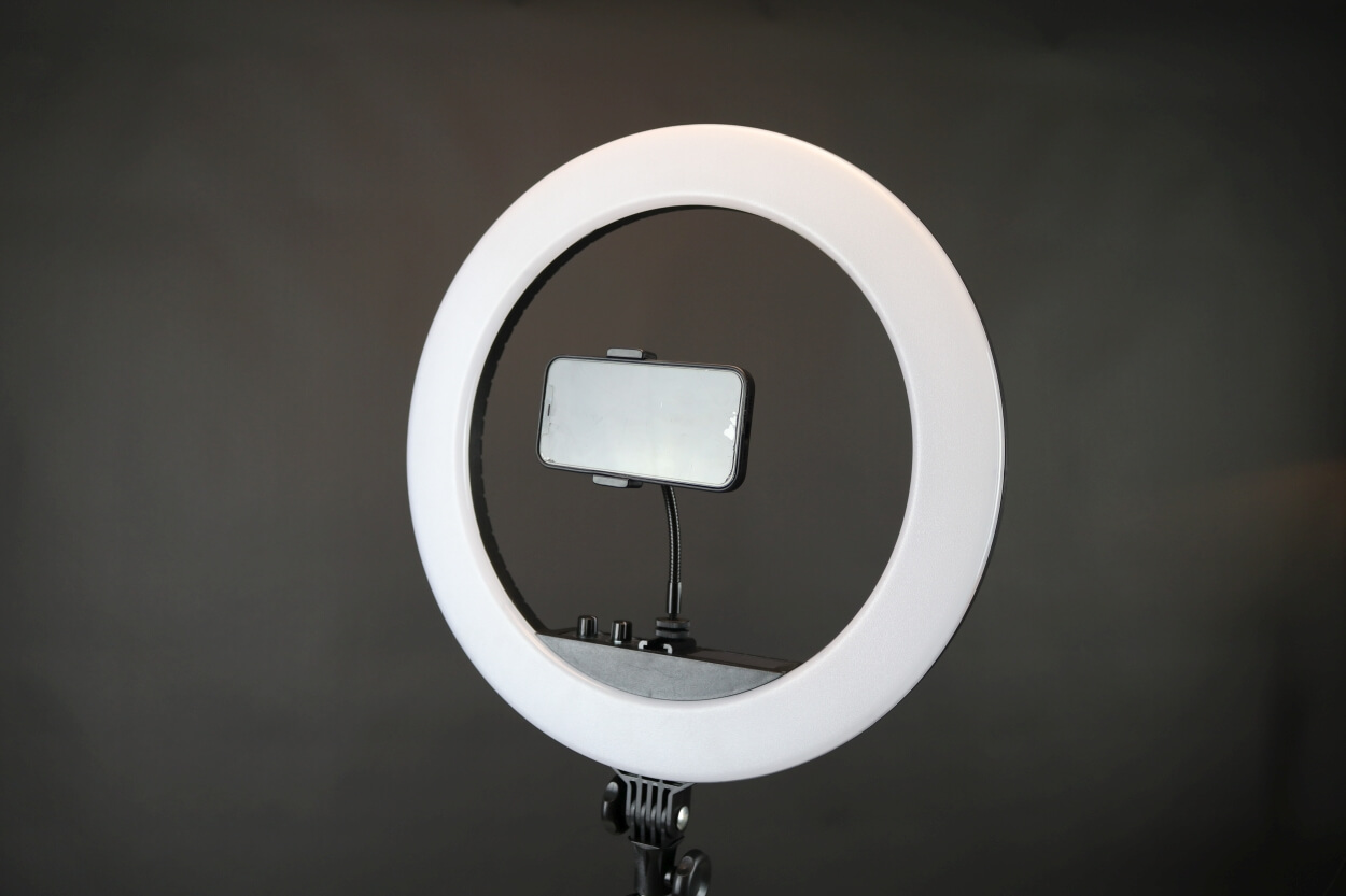 Selfietime 46 cm ring light med horizontal telefonholder og telefon
