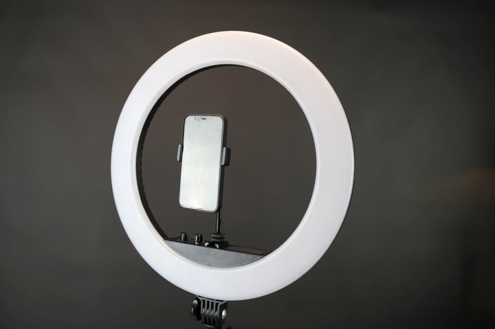 Selfietime 46 cm ring light fra siden med vertikal telefonholder og telefon