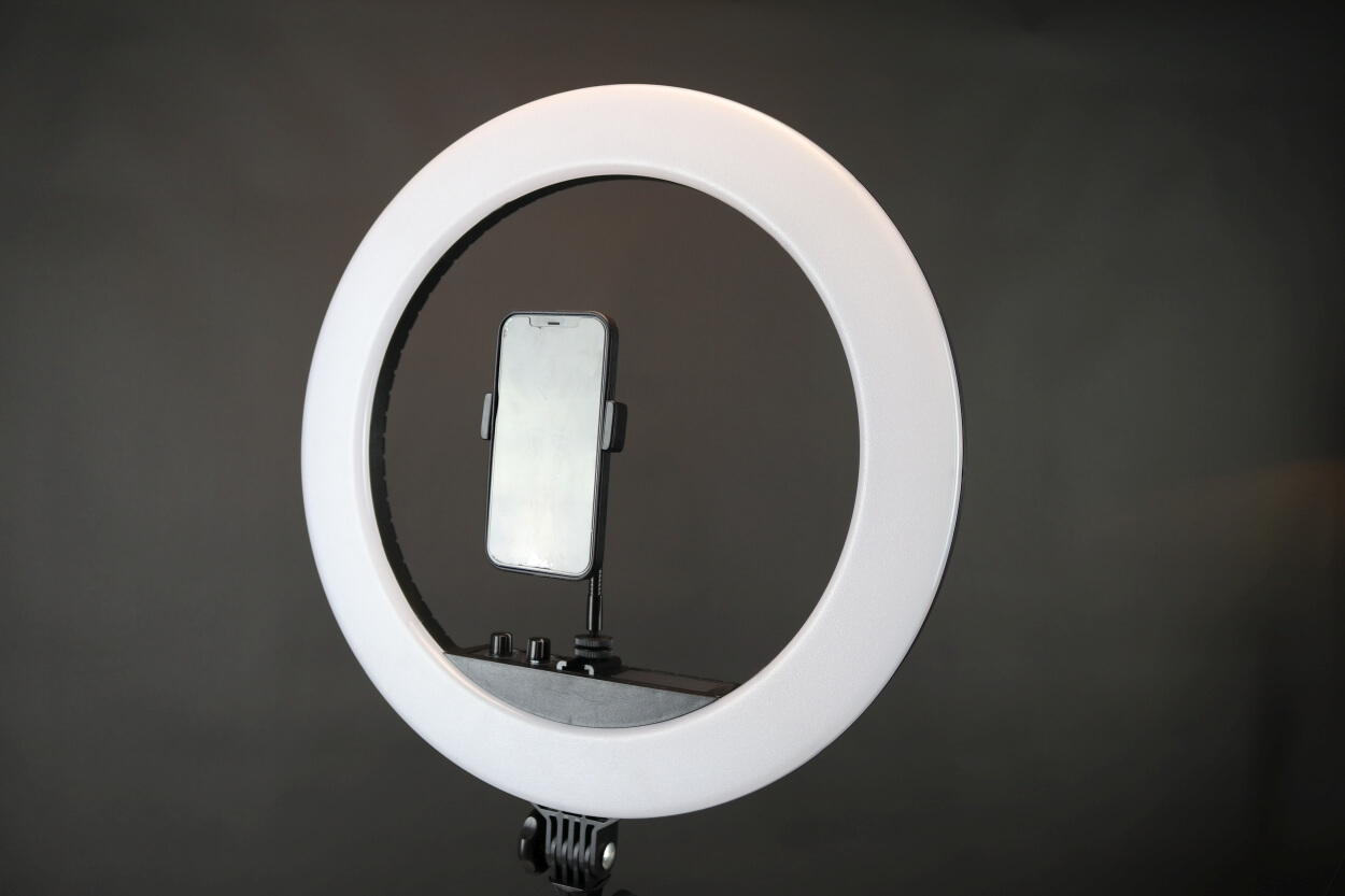 Selfietime 46 cm ring light fra siden med vertikal telefonholder og telefon