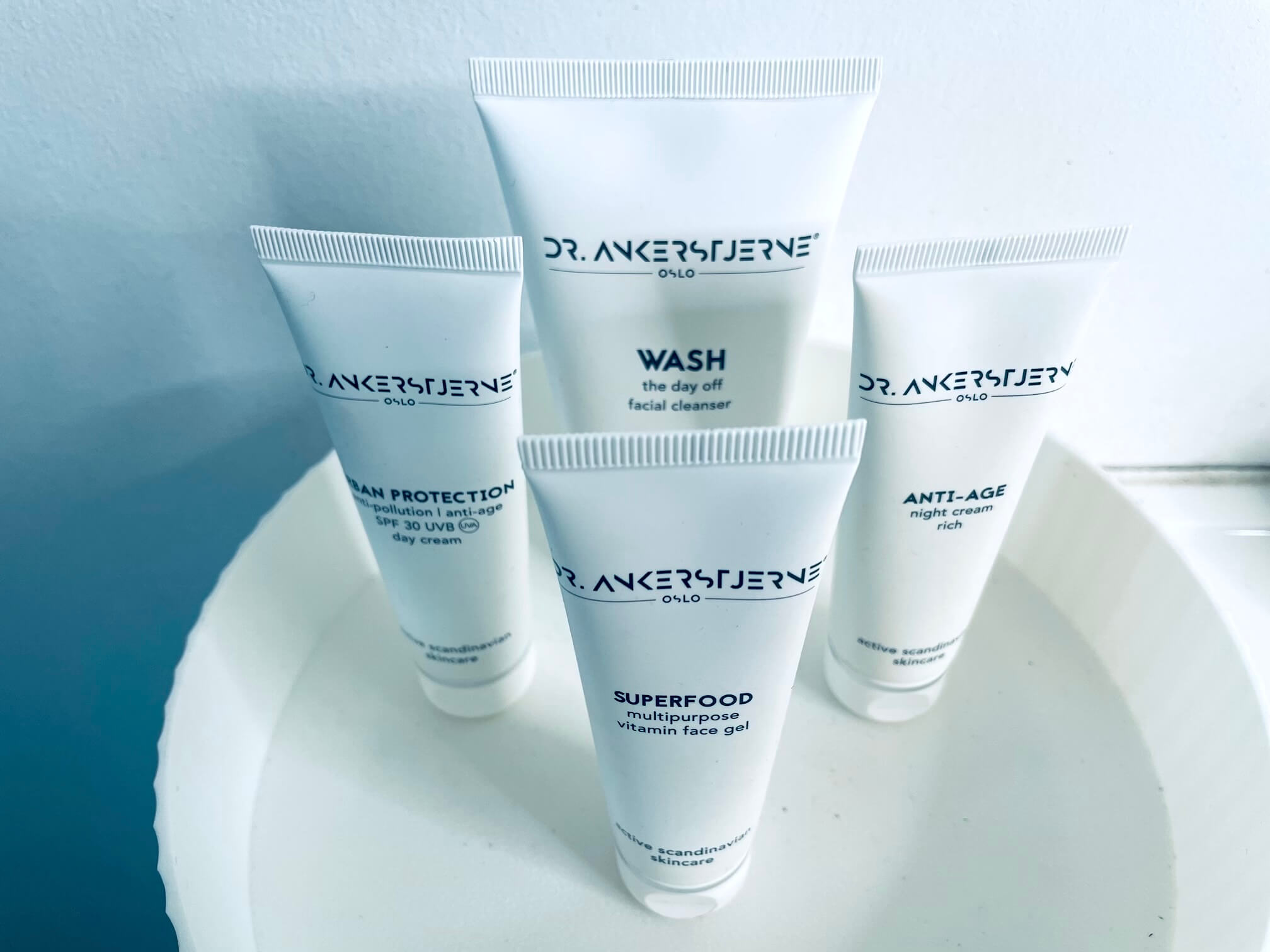 Serum med 3 andre hudpleje produkter fra Dr. Ankerstjerne