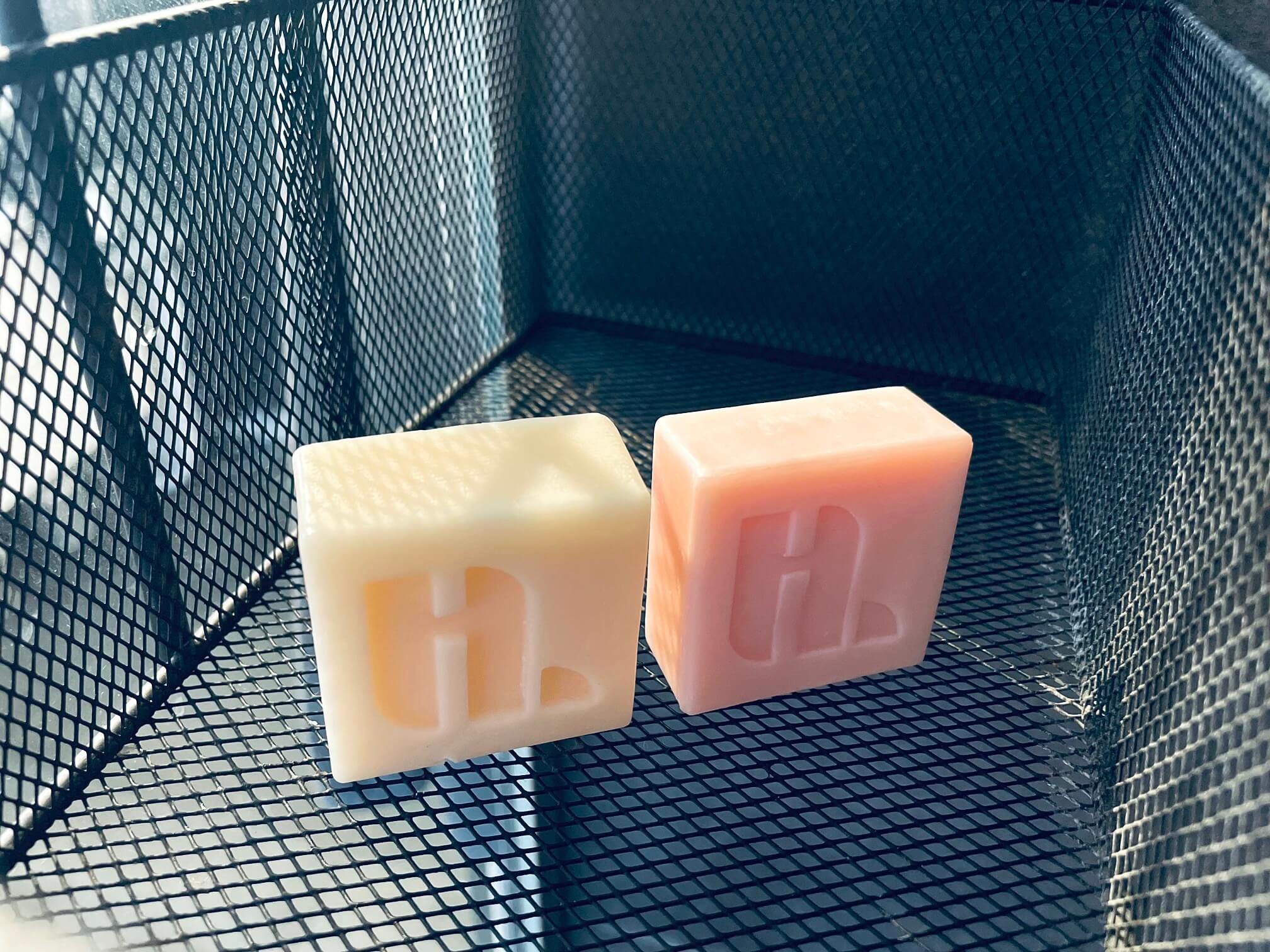 Shampoo og conditioner bar fra Hairlust i kurv i brusekabine