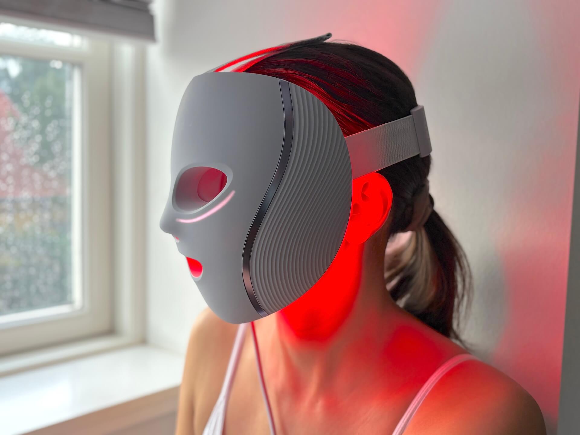 Shark CryoGlow LED Face Mask fra siden på kvinde