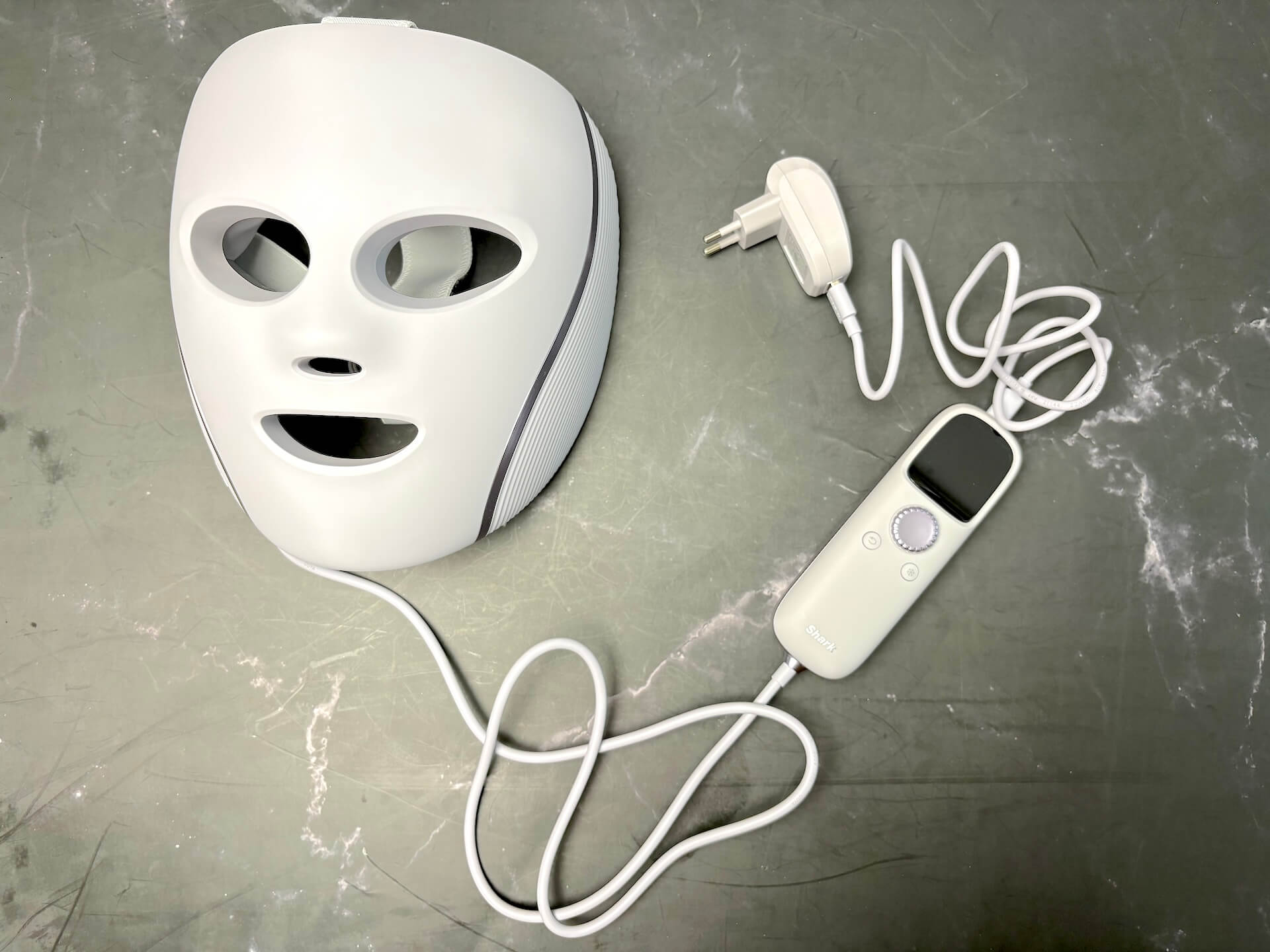Shark CryoGlow LED Face Mask klar til opladning