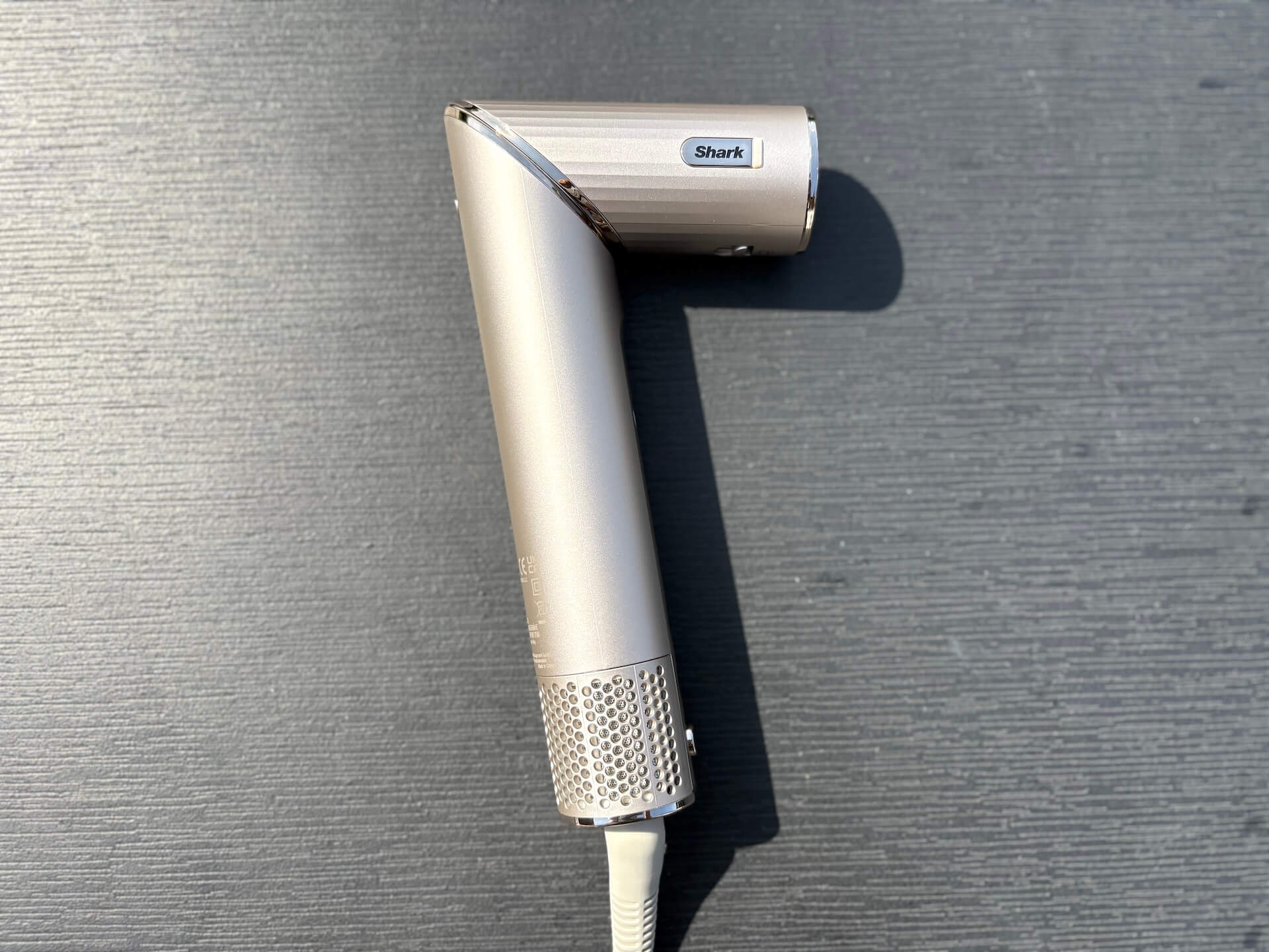 Shark FlexStyle 5-in-1 multistyler på bod vinklet på bord