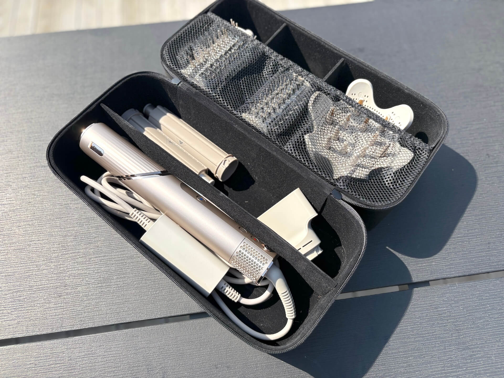 Shark FlexStyle 5-in-1 multistyler på bord i boks