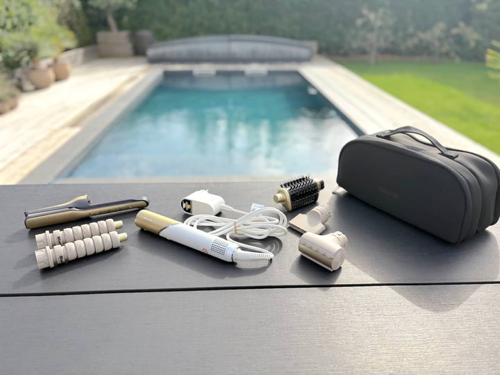 Shark Glam Multistyler på bord med tilbehør