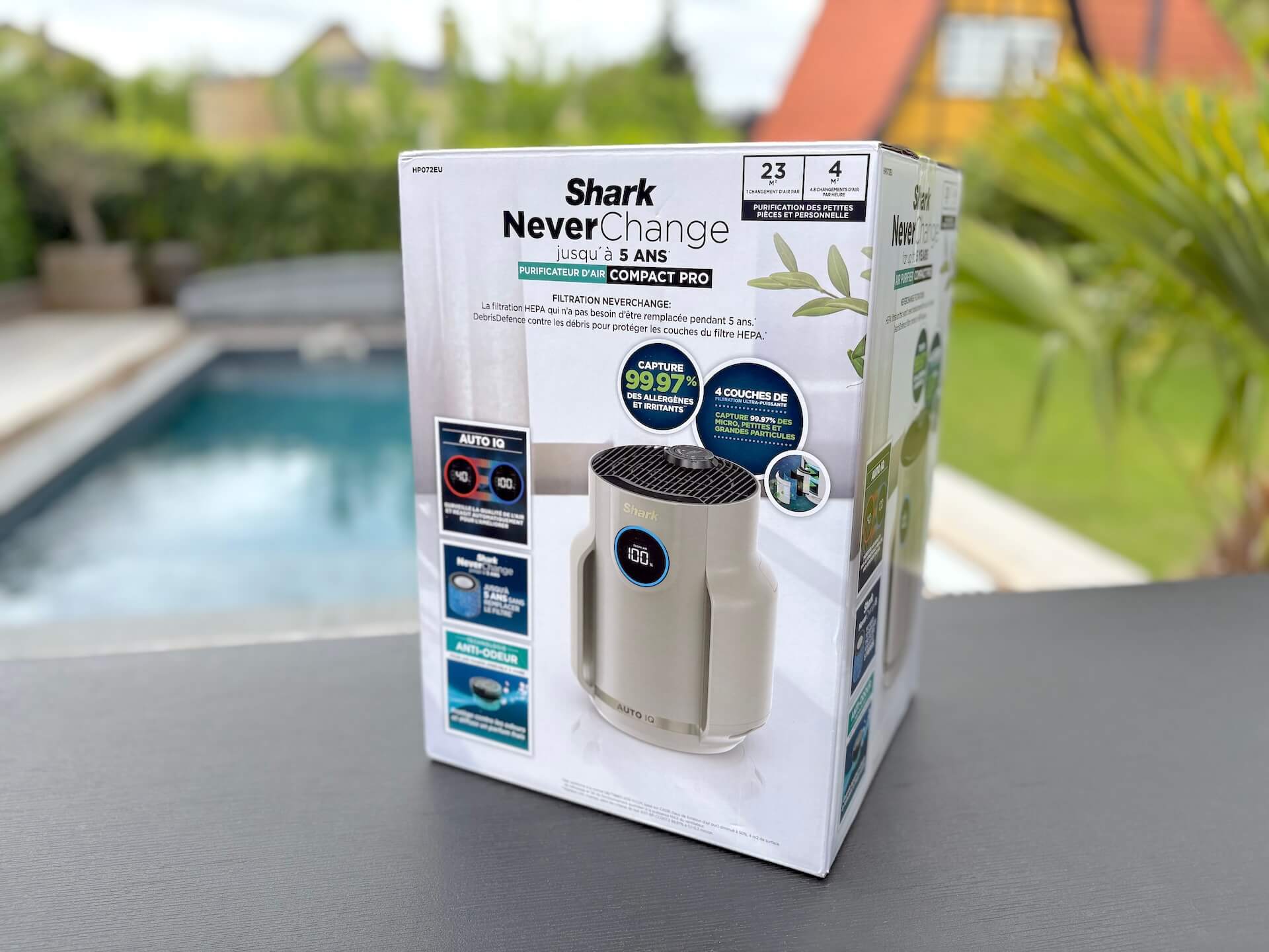 Shark NeverChange Air Purifier i kasse på bord i have
