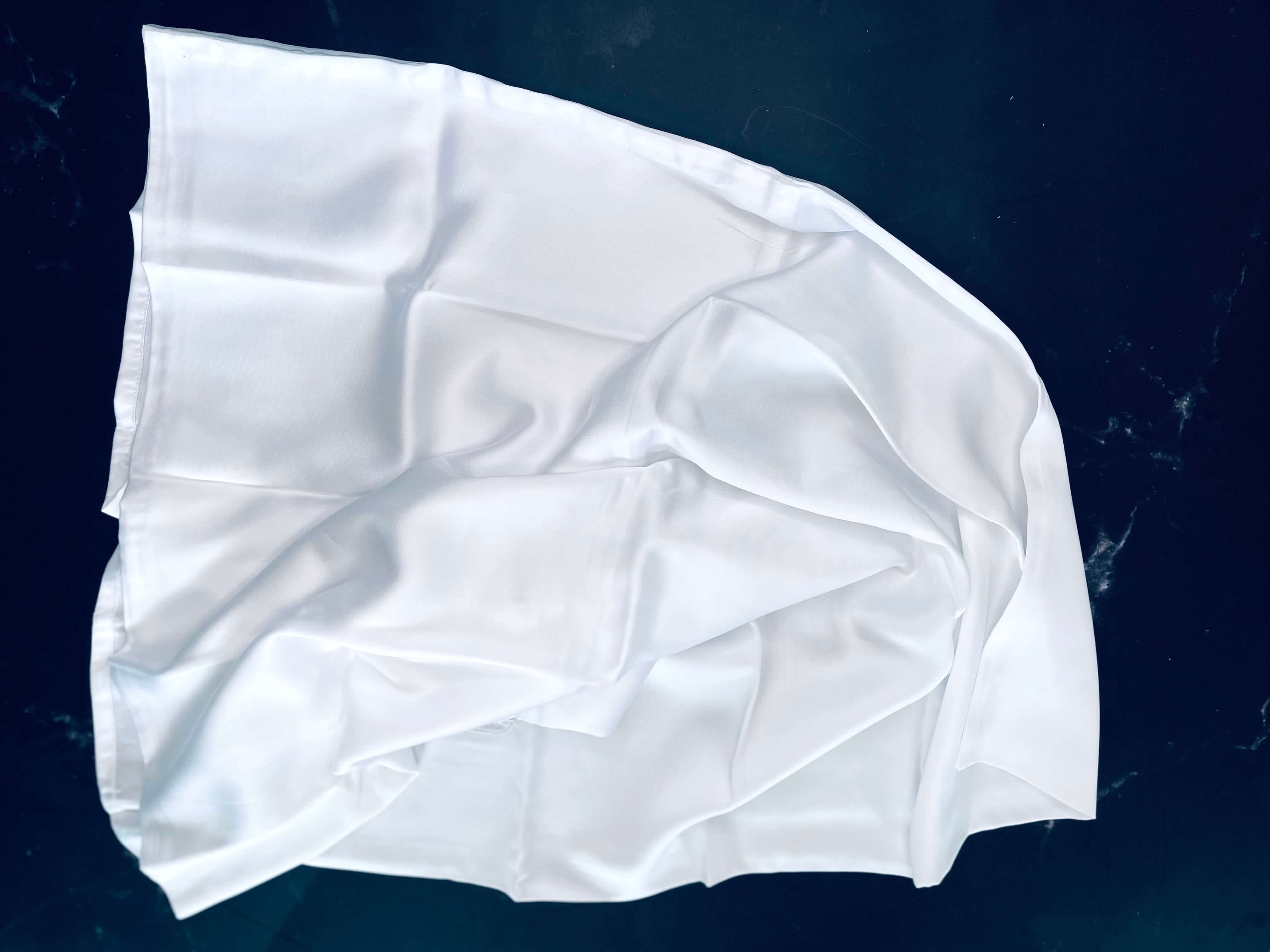 Silky Bamboo Pillowcase på bord