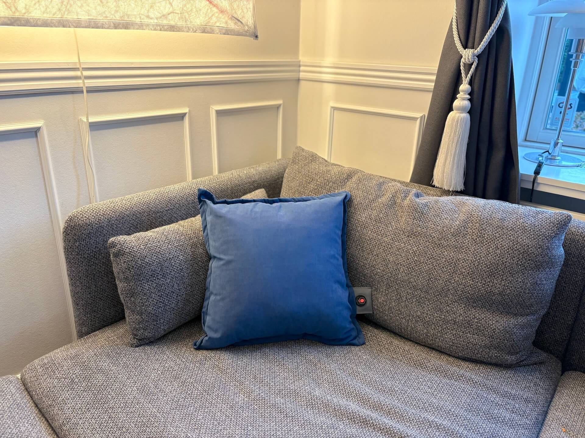 Sirius Magic Pillow på sofa