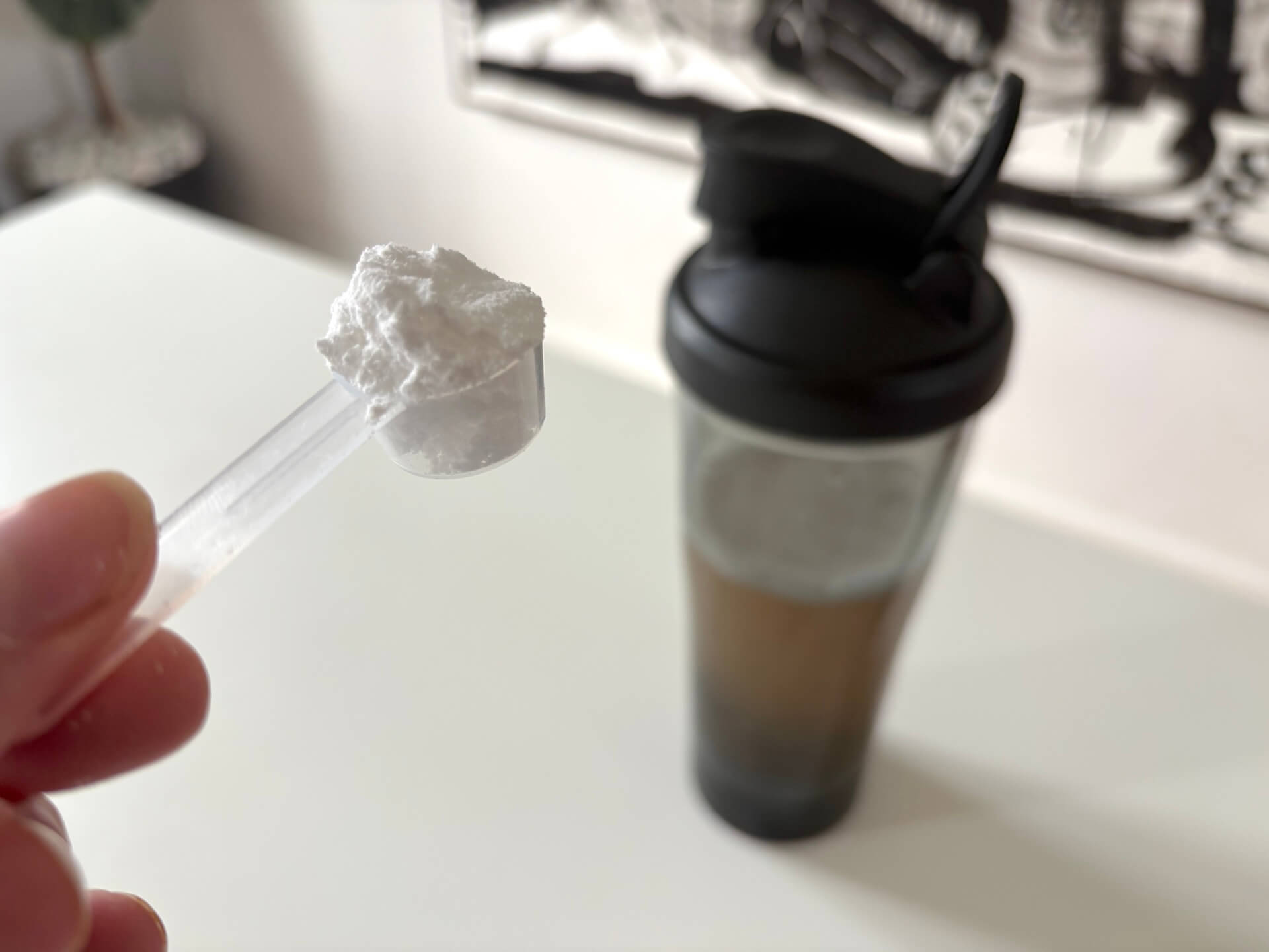 Ske med Bodylab Creatine foran shaker