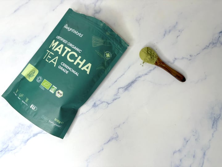 Ske med WeightWorld Matcha Tea ved siden af posen