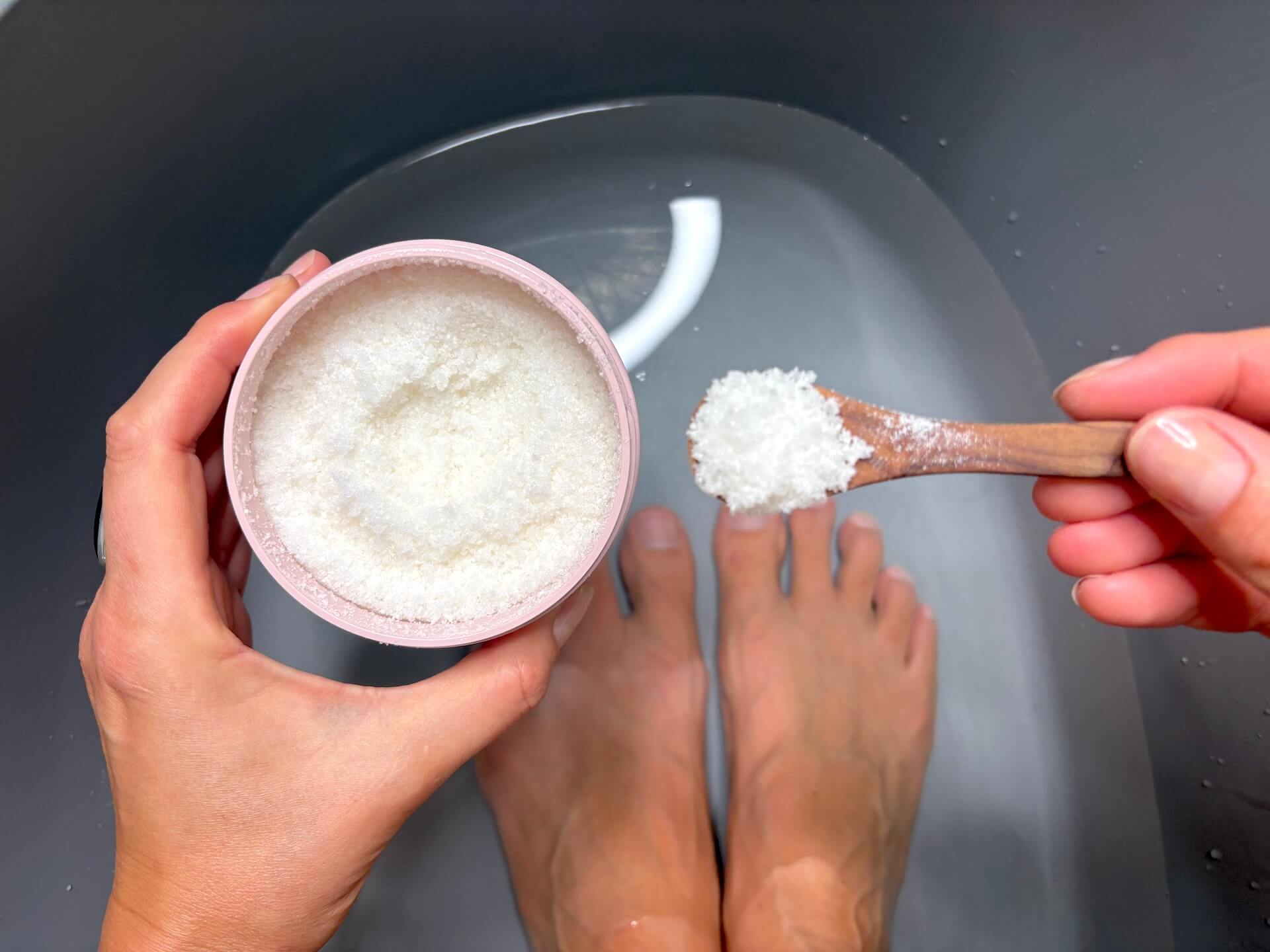 Skefuld Cana Care RELIEF Bath Salt kommes i fodbad