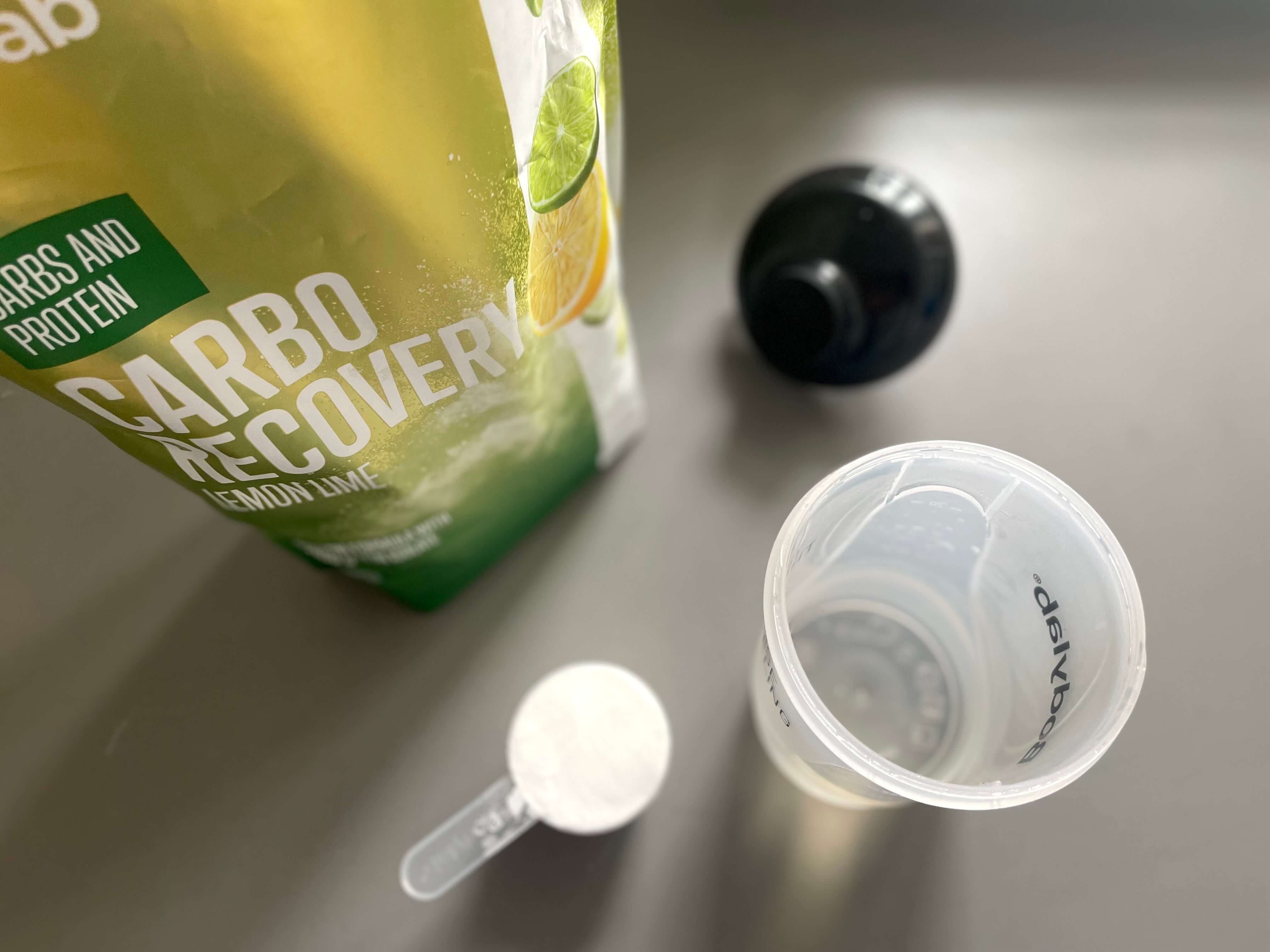 Skefuld med Bodylab Carbo Recovery ved shaker
