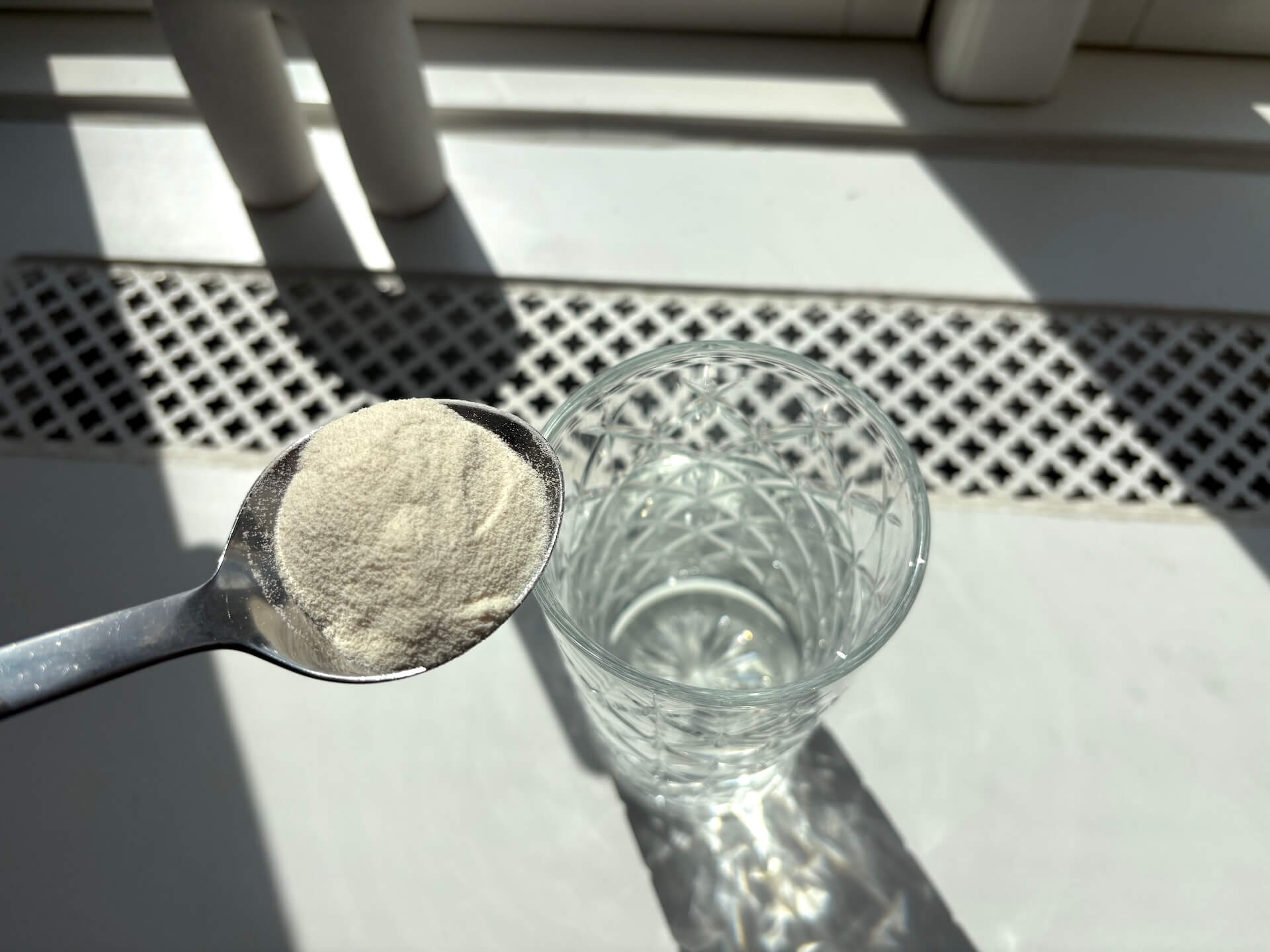 Skefuld med Vild Nord Collagen Gold over glas