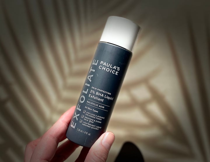 Skin Perfecting 2% BHA Liquid Exfoliant i hånd