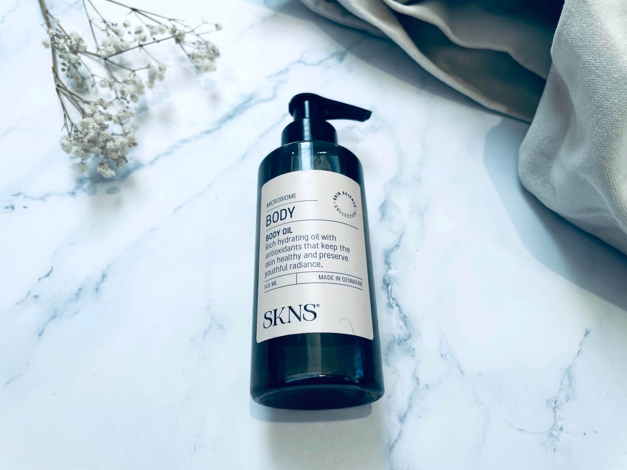 SKNS body oil på bord