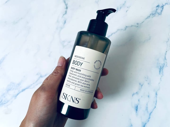 SKNS Body Wash i hånd