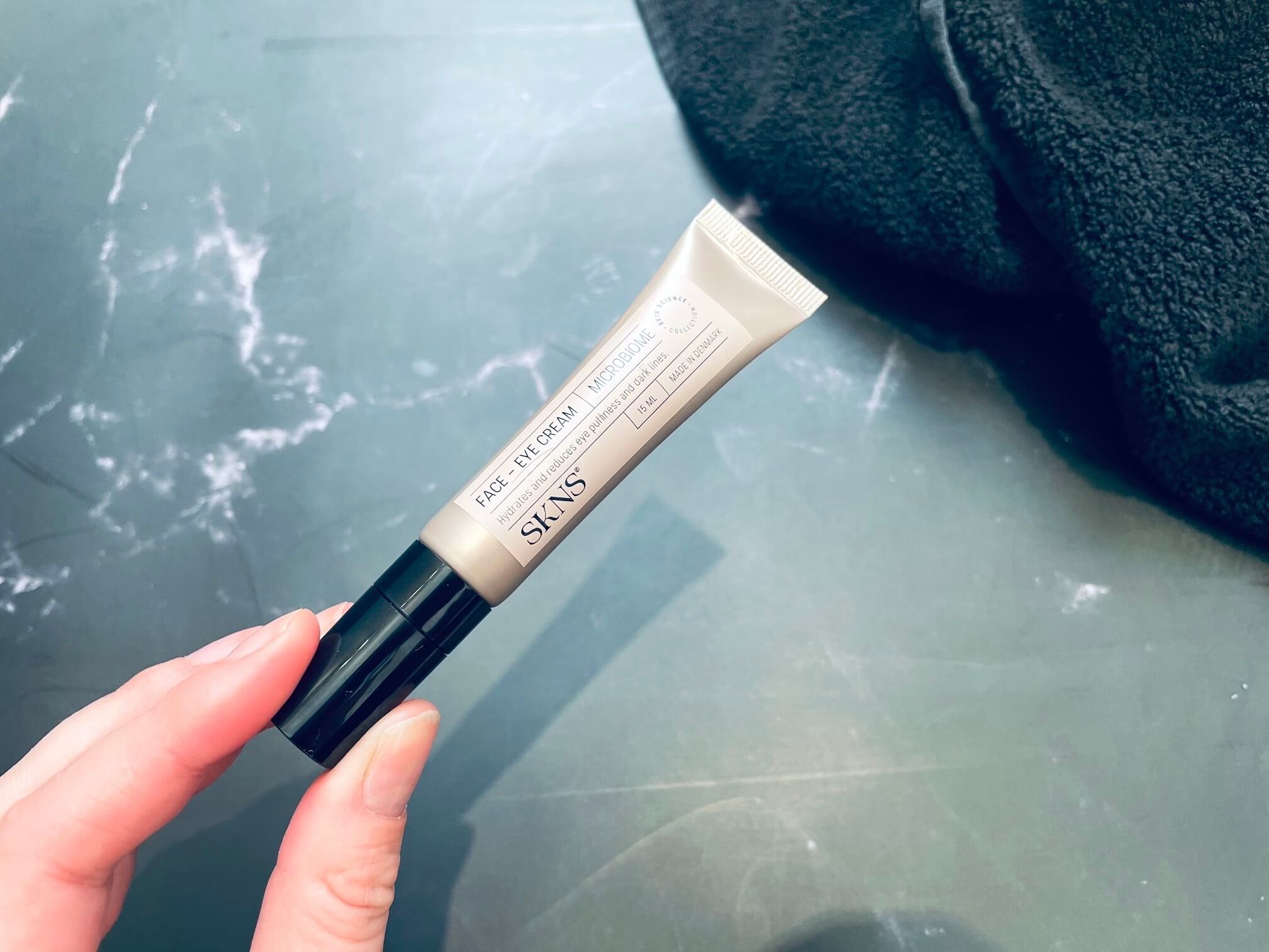 SKNS Eye Cream i hånd