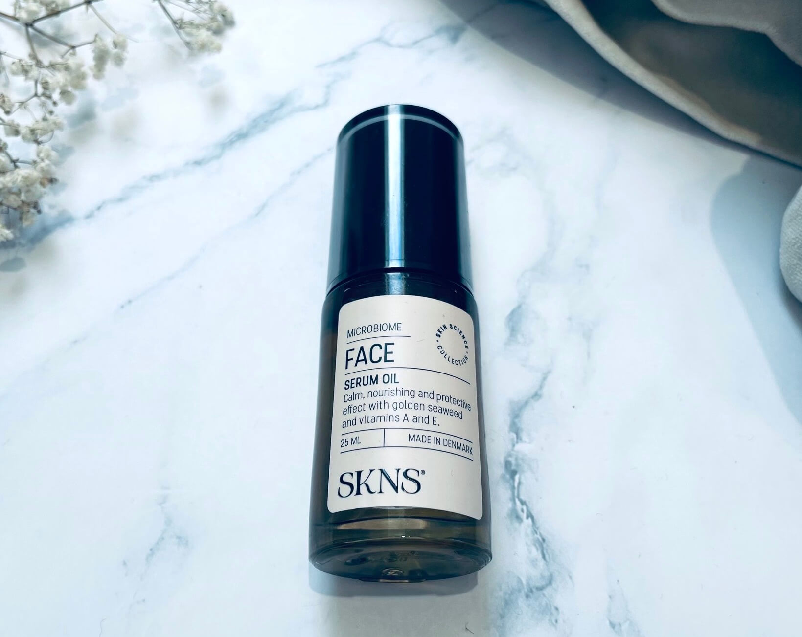 SKNS Face Serum Oil på bord