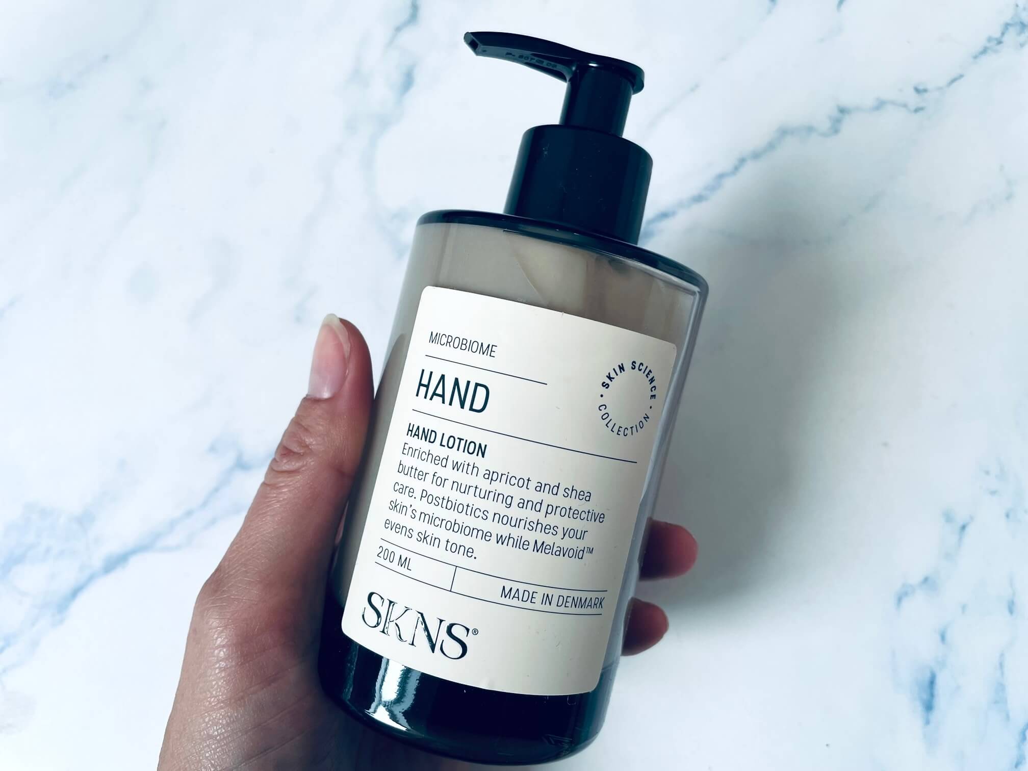 SKNS Hand Lotion i hånd
