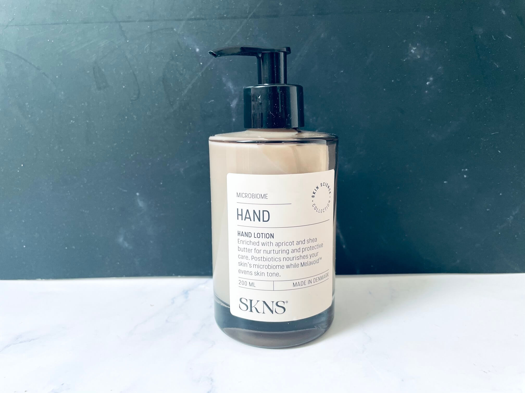 SKNS Hand Lotion på bord