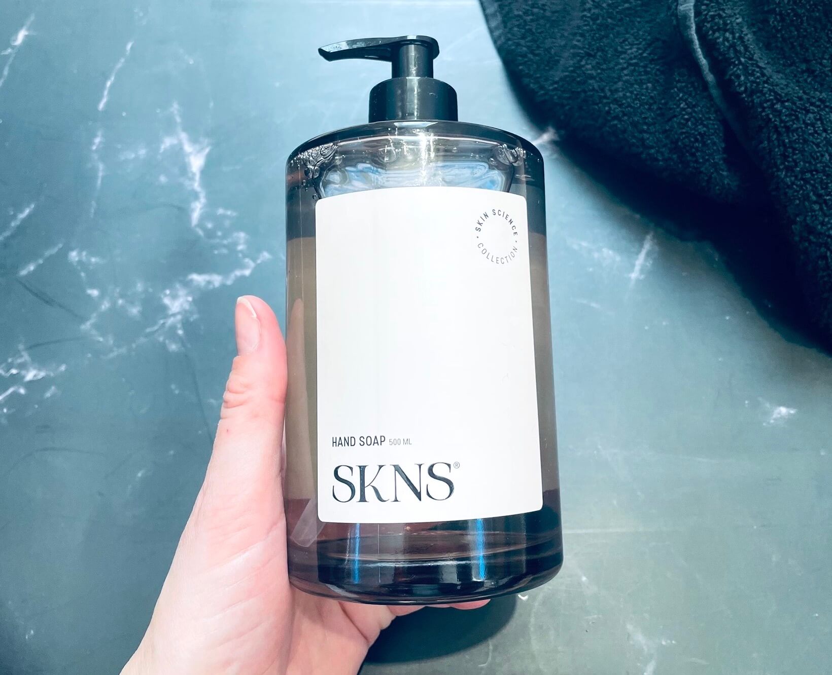 SKNS Hand Soap i hånd
