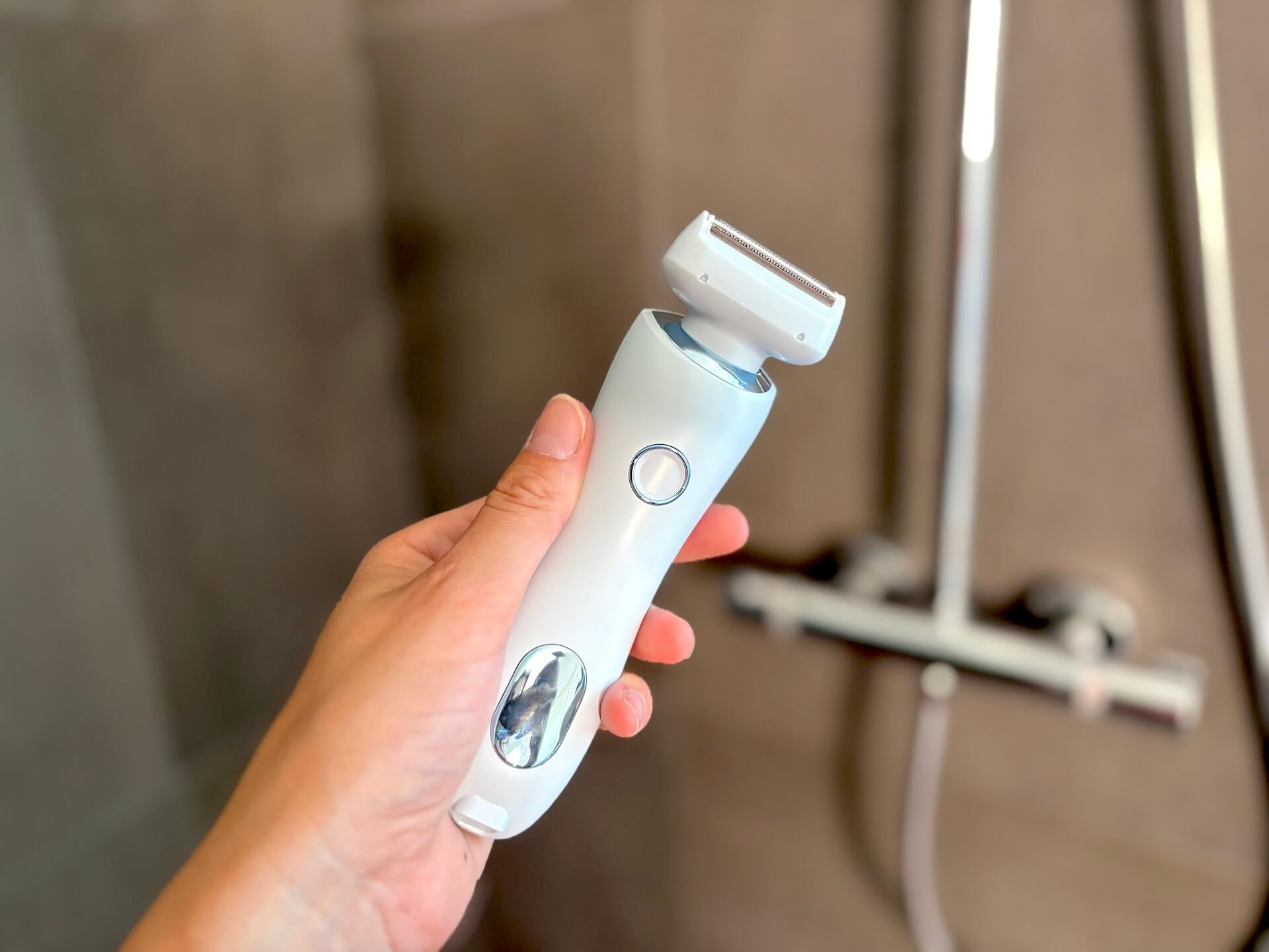 SkySkin Ladyshaver i hånd i bad