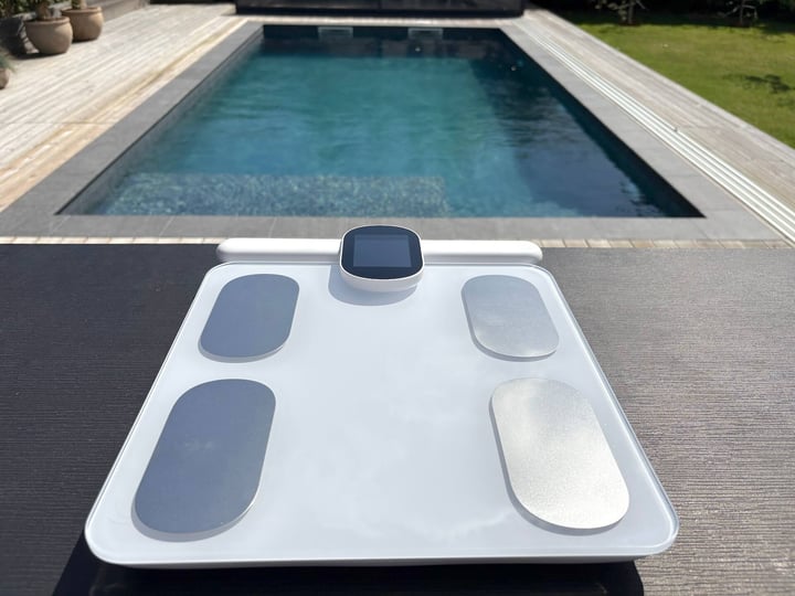 Smartscan Kropsscanner Pro på bord ved pool