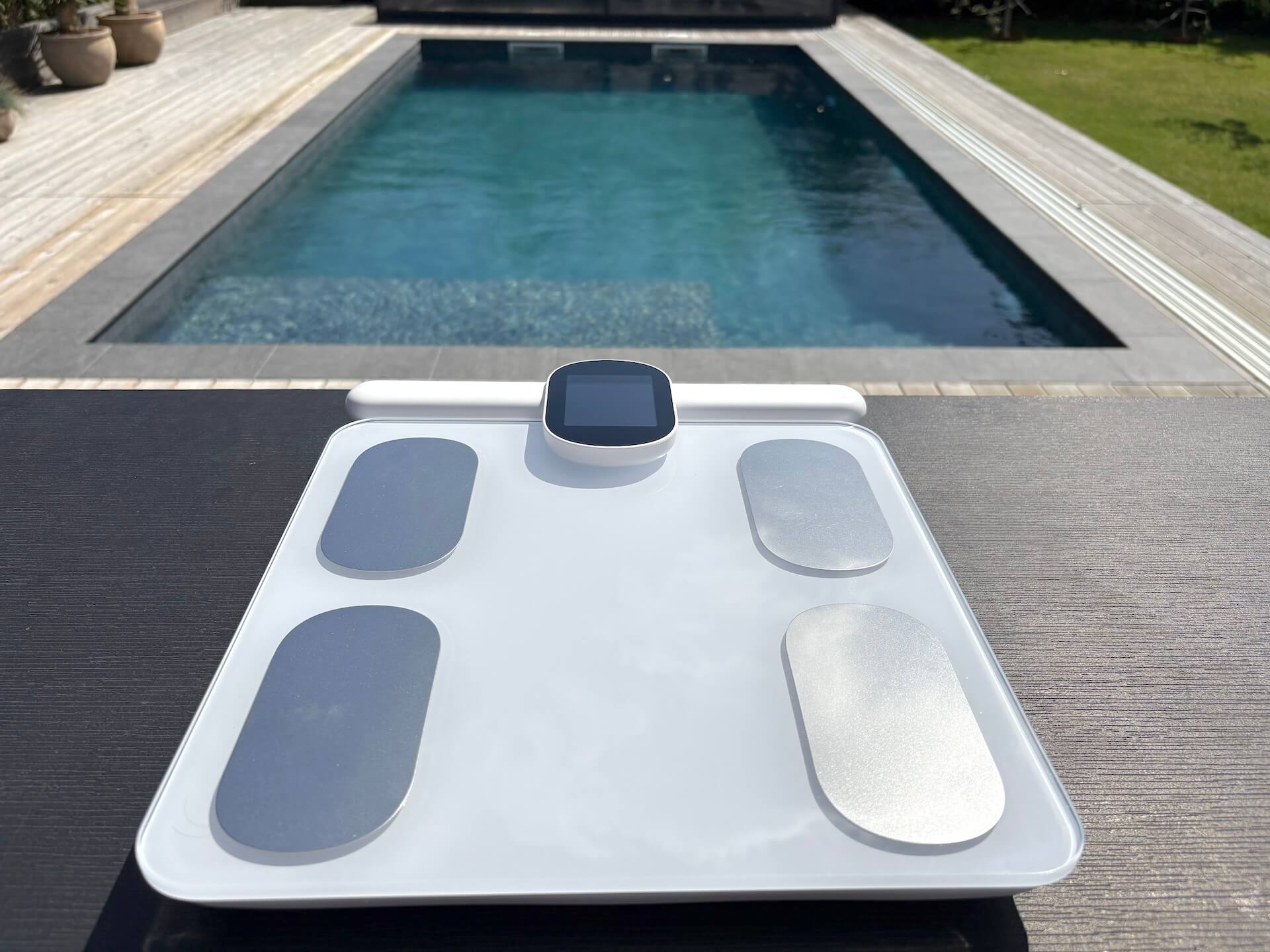 Smartscan Kropsscanner Pro på bord ved pool