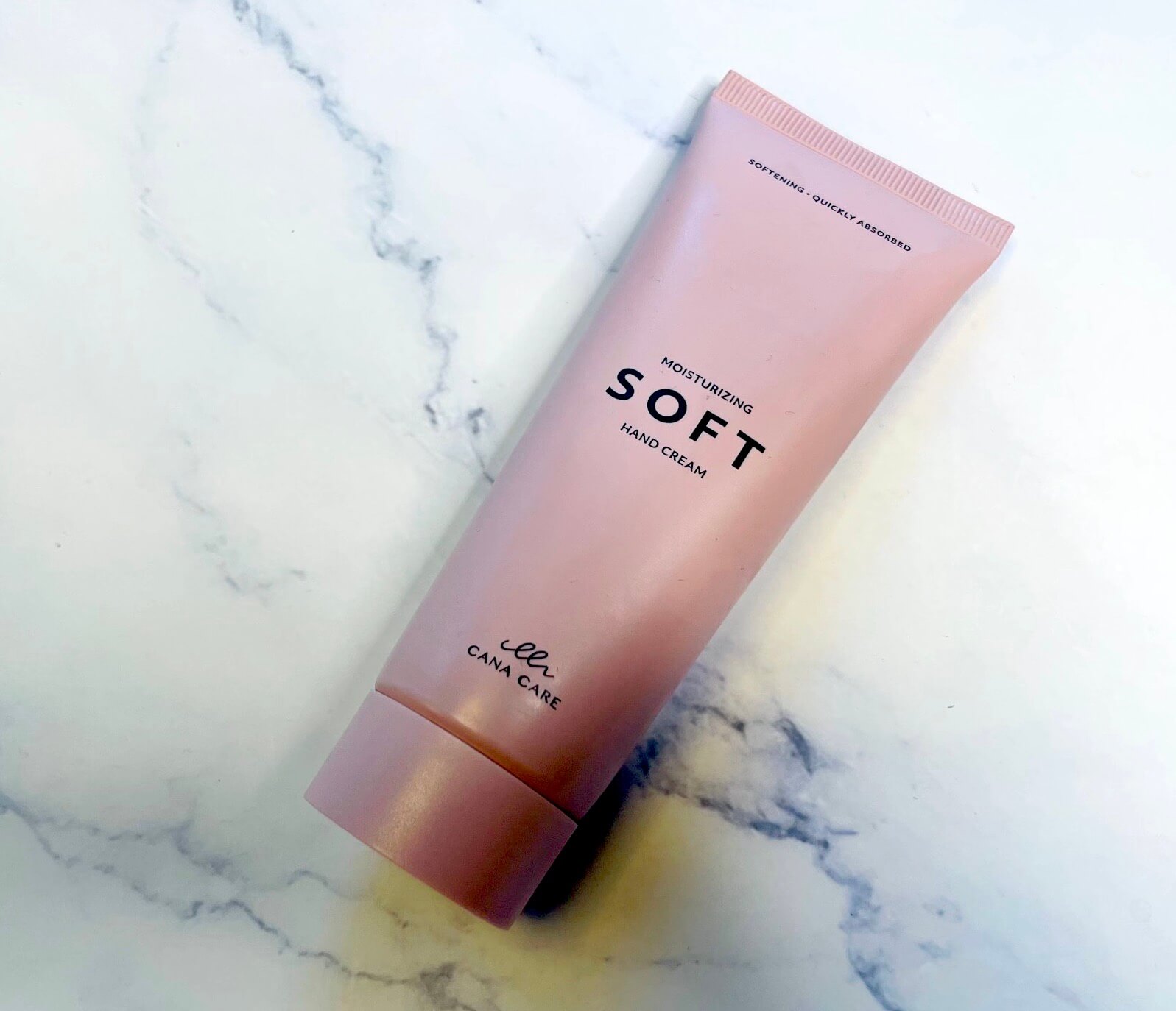 SOFT hand cream fra Cana Care på bord