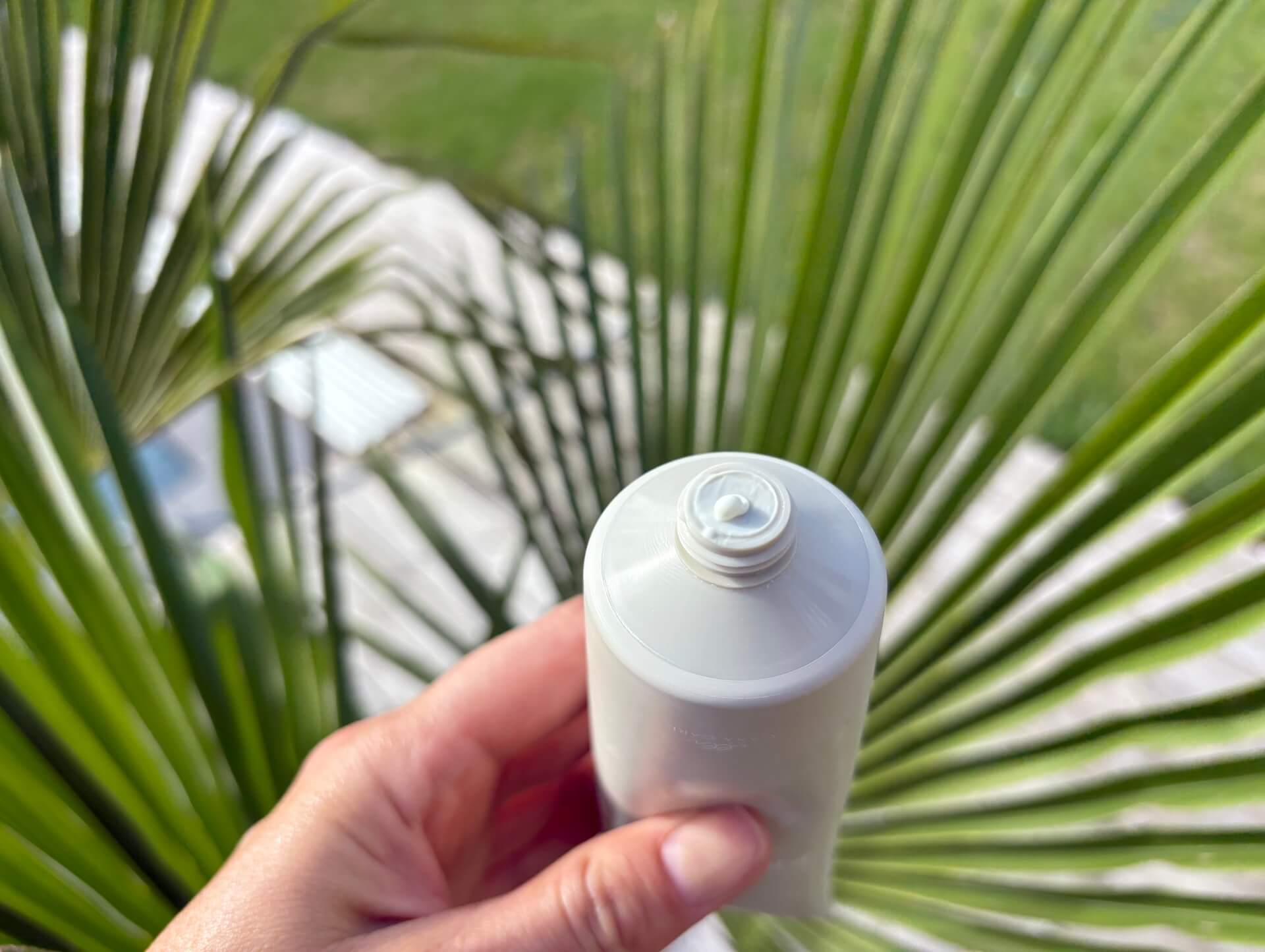Solcreme trykkes ud af Cana Care PROTECT Sun Lotion SPF30