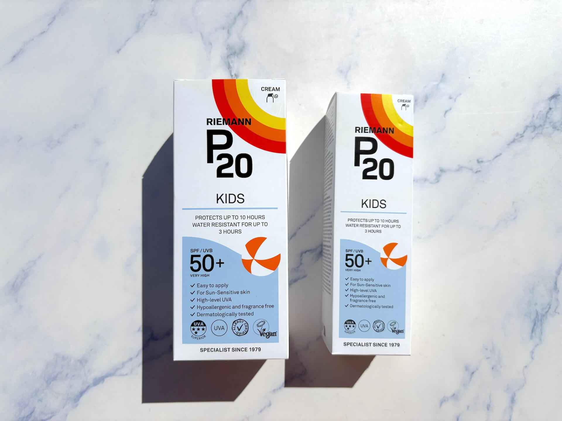 Stor og lille P20 Riemann Kids SPF 50+ solcreme til børn på bord