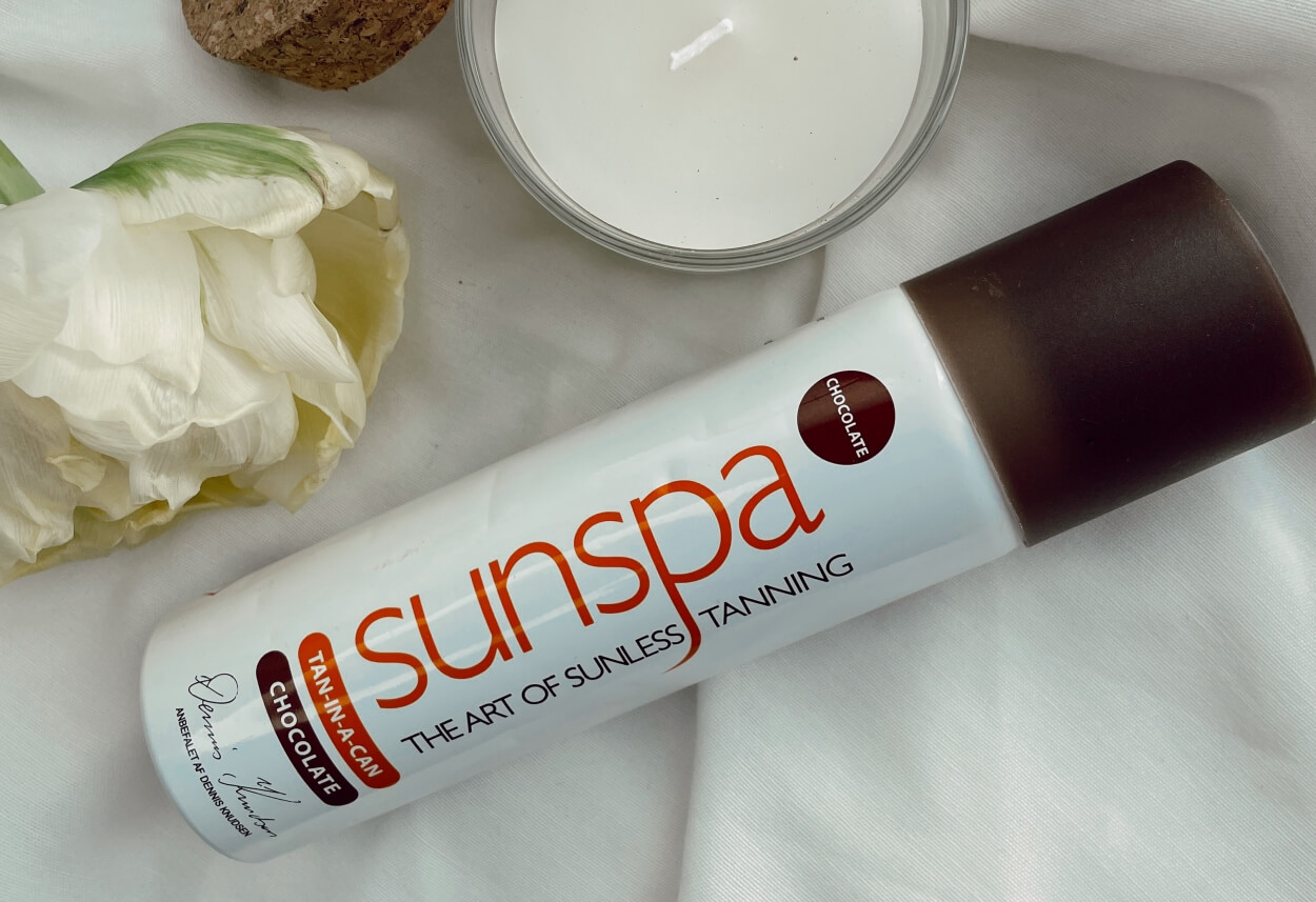 Sunspa tan-in-a-can Chocolate selvbruner spray på stof med blomst og lys