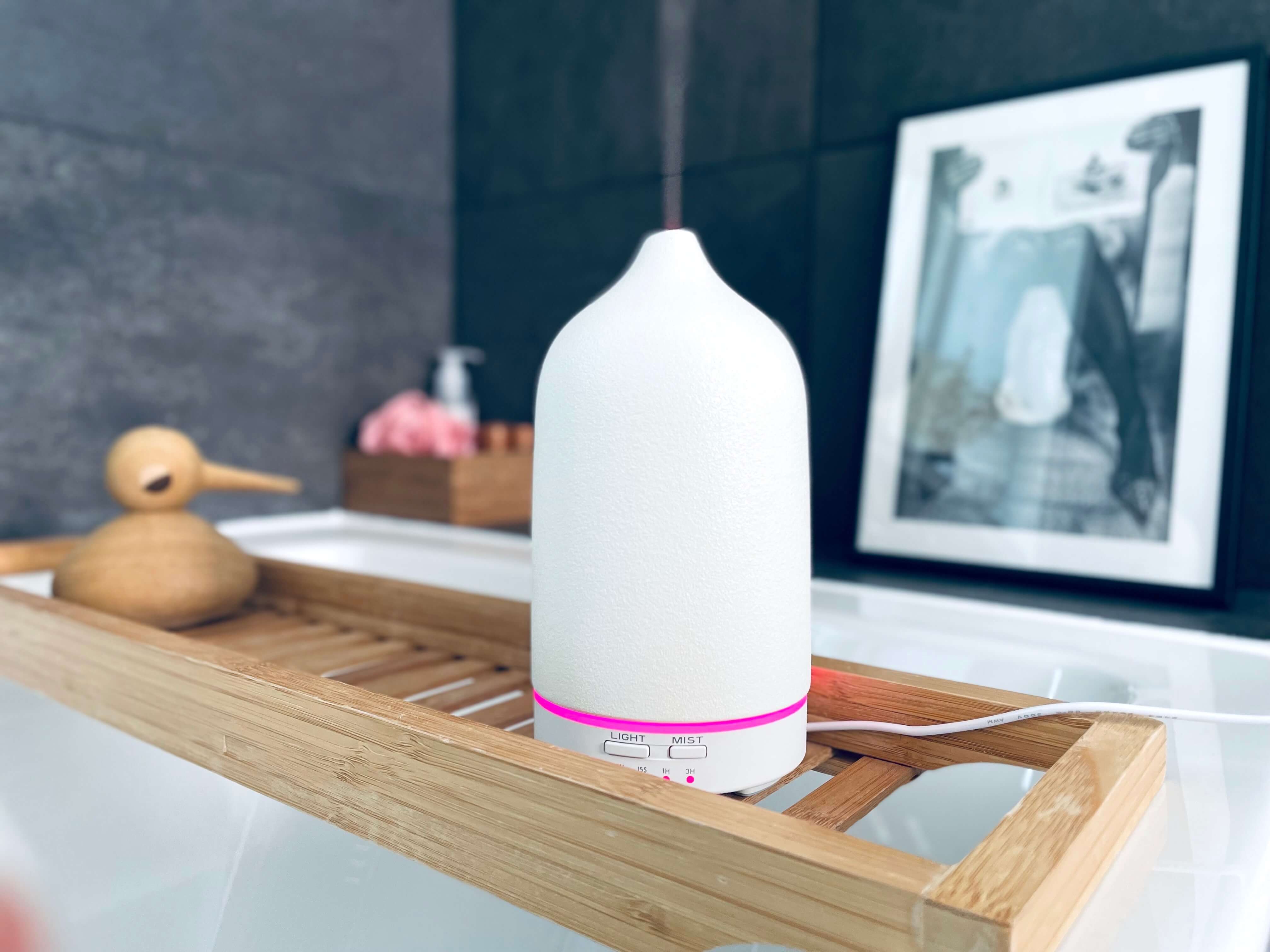 Super Sover aroma stendiffuser på bambus hylde i badekar