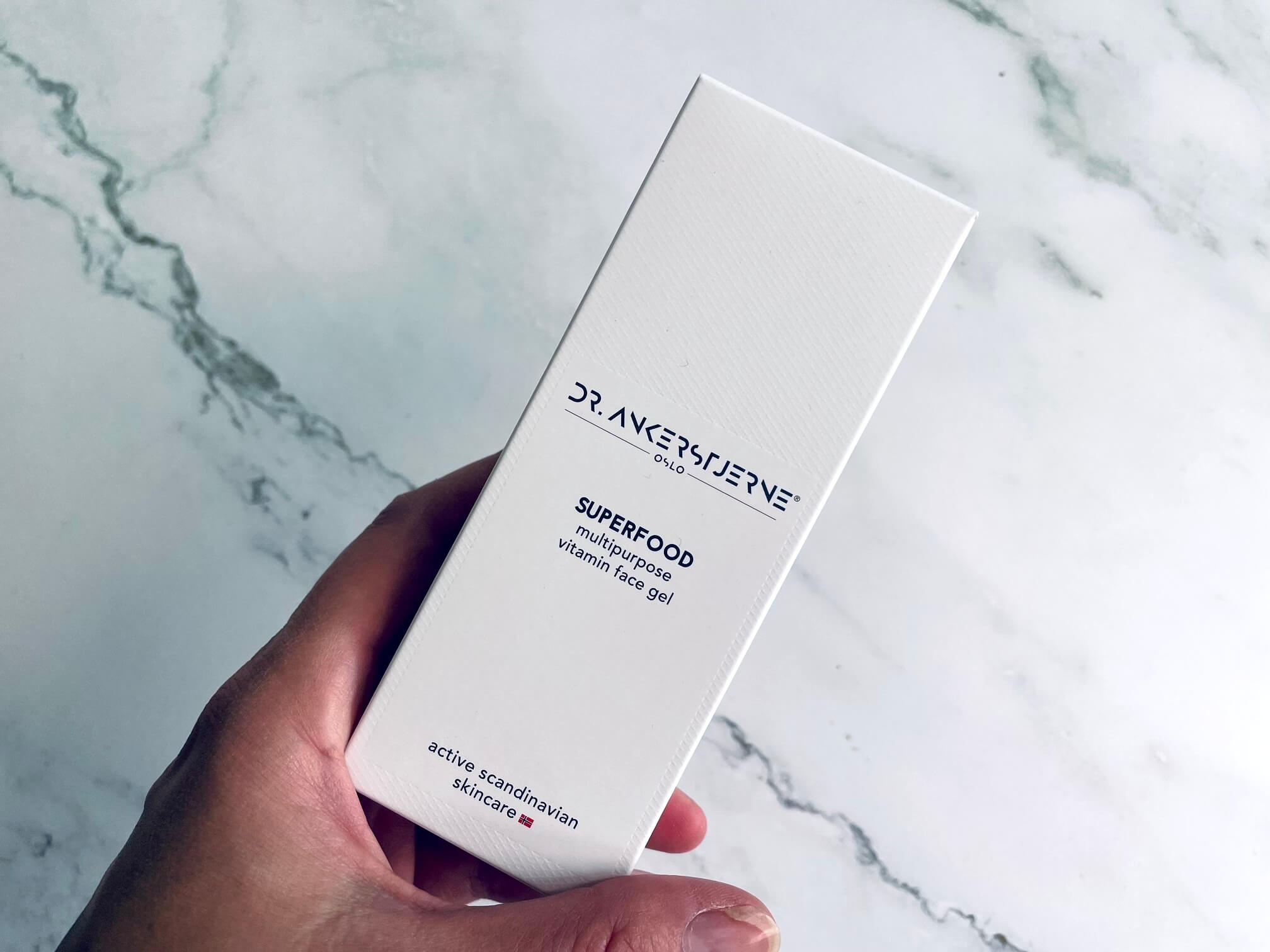 Superfood serum i tilhørende kasse fra Dr. Ankerstjerne i hånd