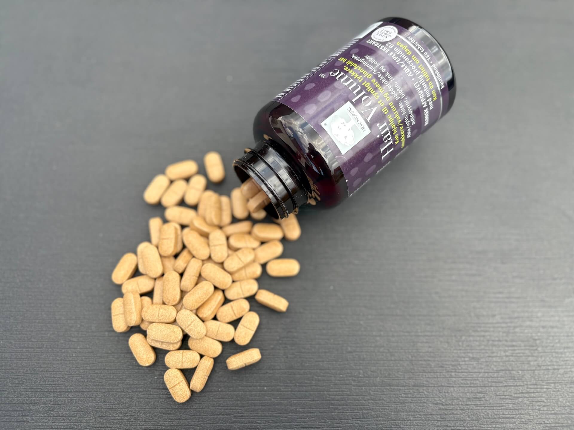 Tabletter hældt ud af New Nordic Hair Volume